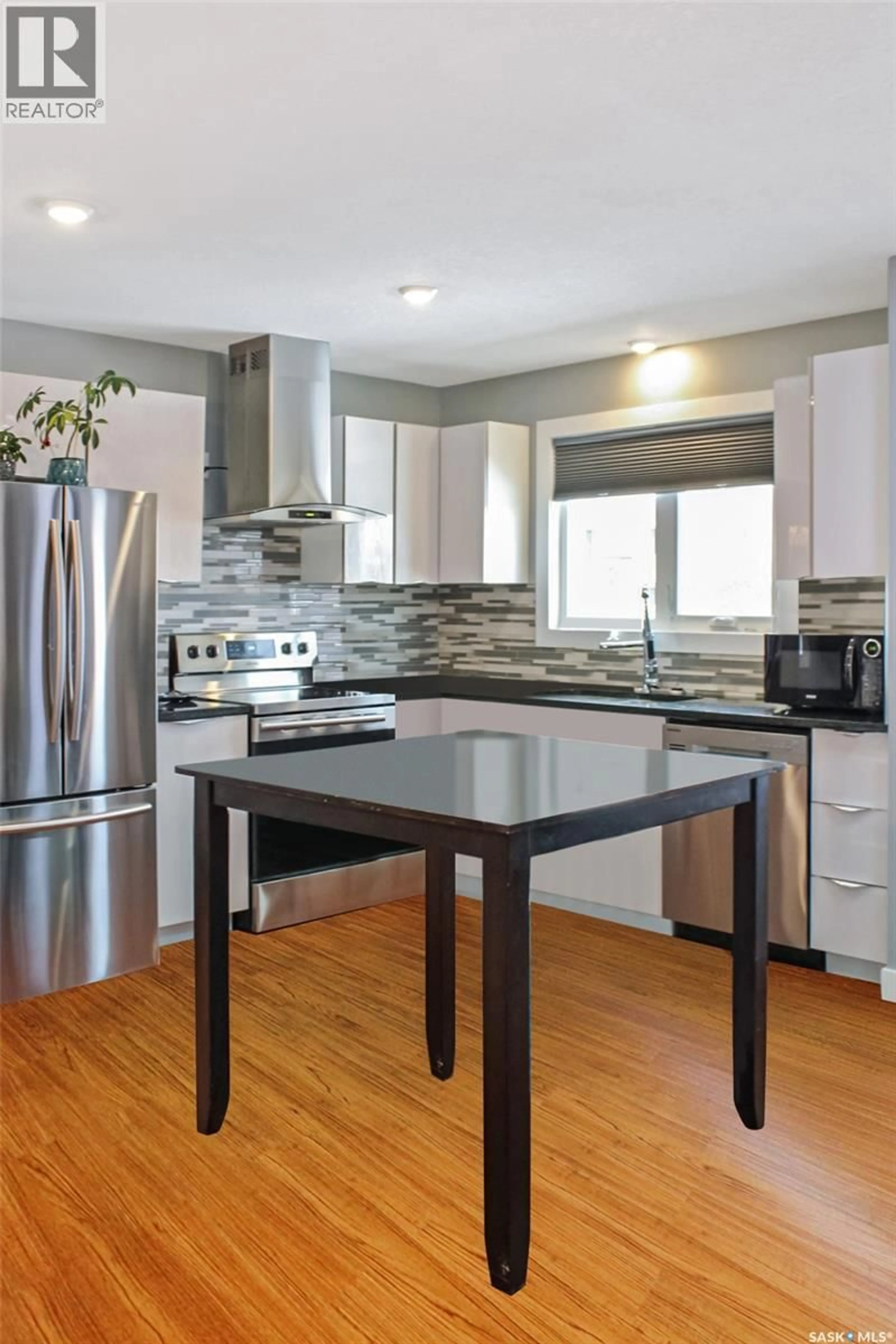 Contemporary kitchen, wood/laminate floor for 210 CLINTON PLACE, Swift Current Saskatchewan S9H4K2