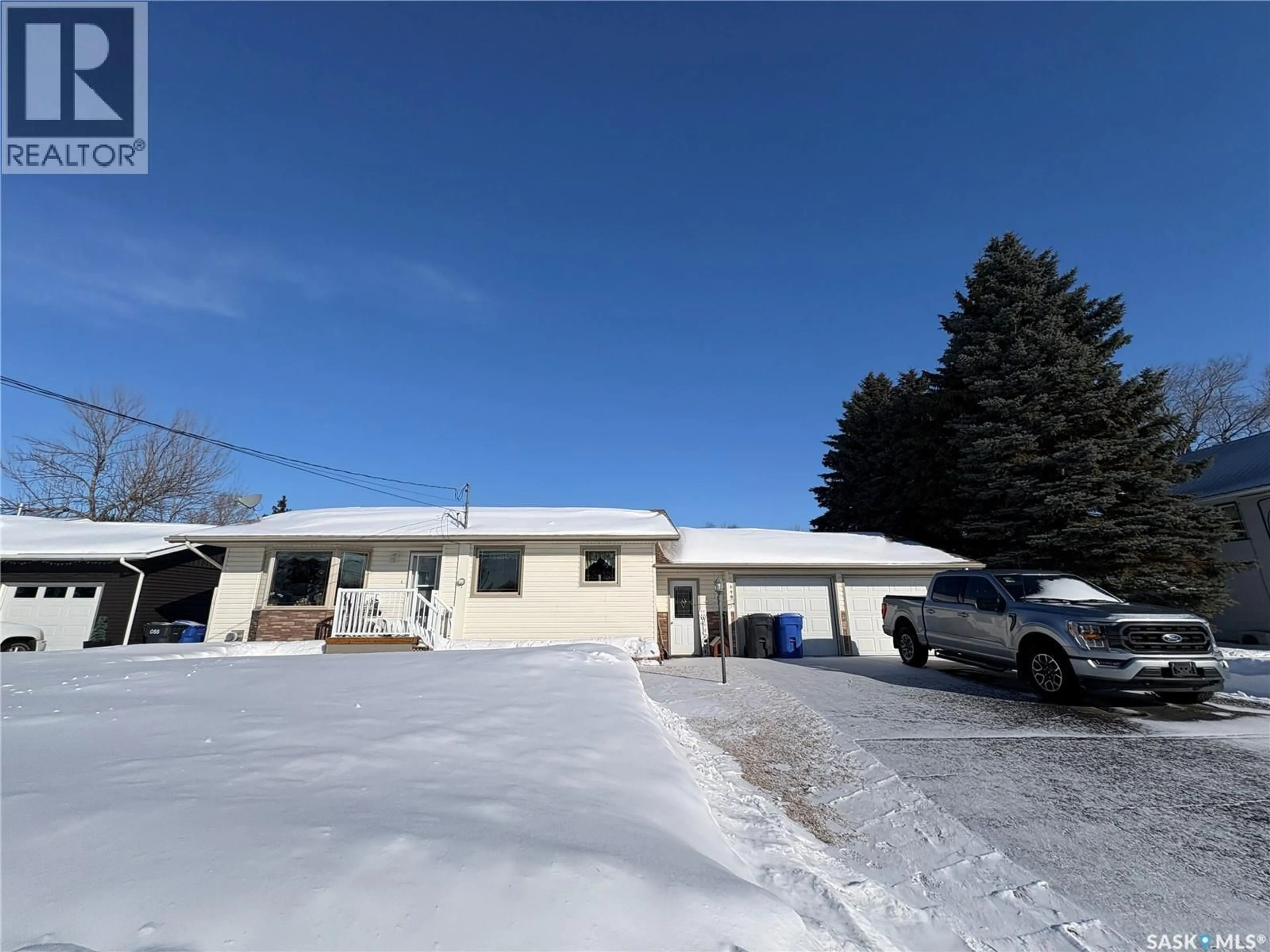 A pic from outside/outdoor area/front of a property/back of a property/a pic from drone, building for 118 RIEDEL AVENUE, Langenburg Saskatchewan S0A2A0