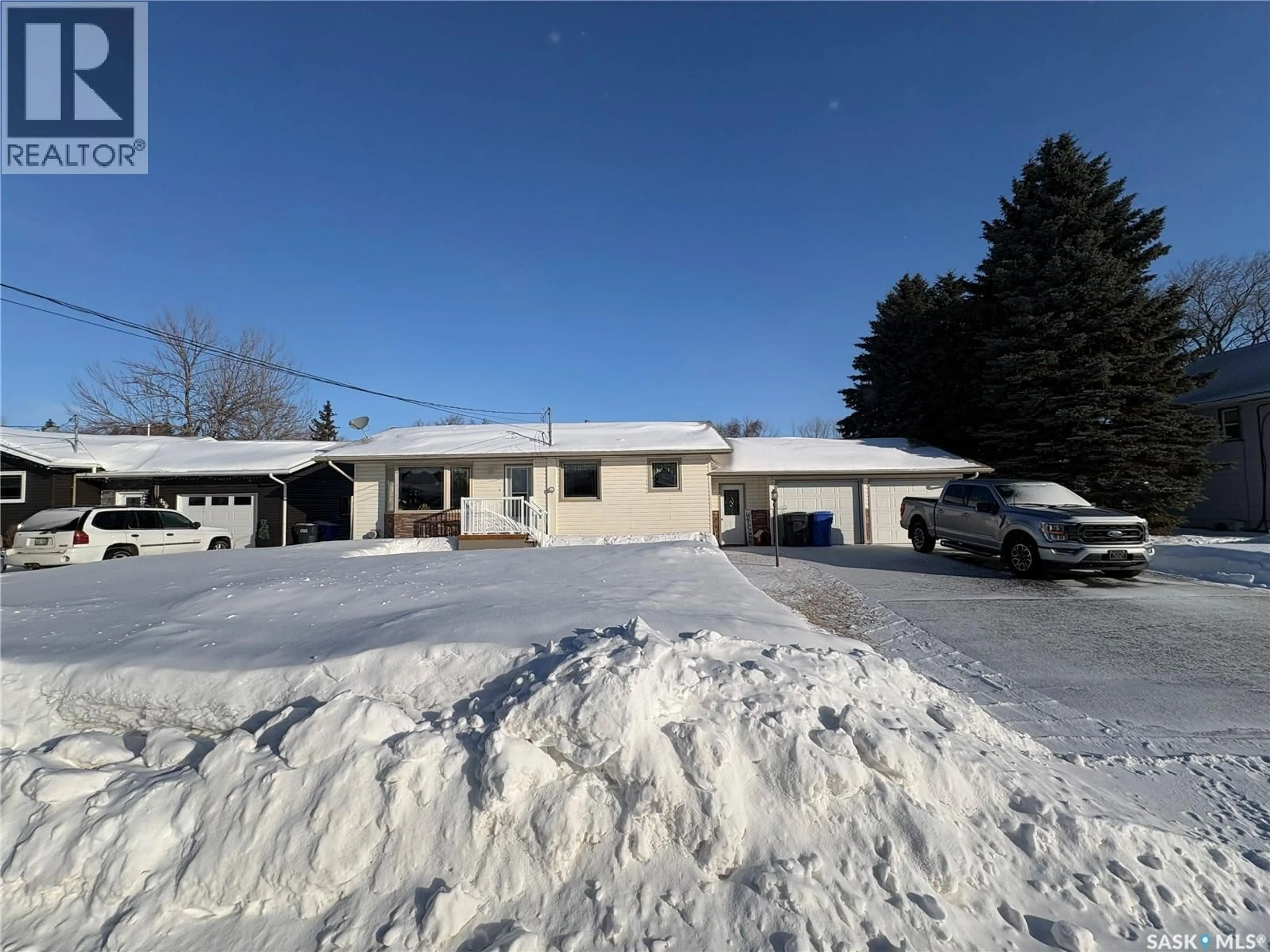 A pic from outside/outdoor area/front of a property/back of a property/a pic from drone, building for 118 RIEDEL AVENUE, Langenburg Saskatchewan S0A2A0