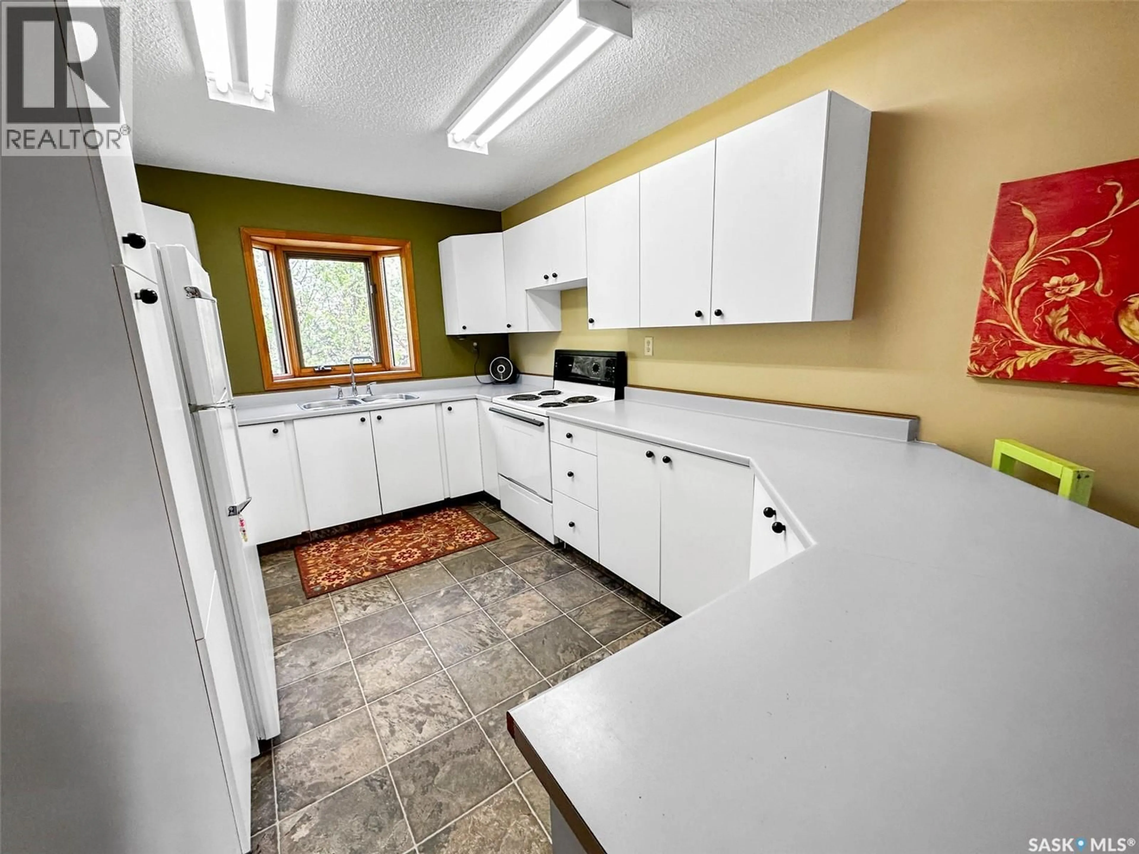 Standard kitchen, unknown for 205 WALL RIDGE TRAIL, Lac Pelletier Rm No. 107 Saskatchewan S0N2Y0