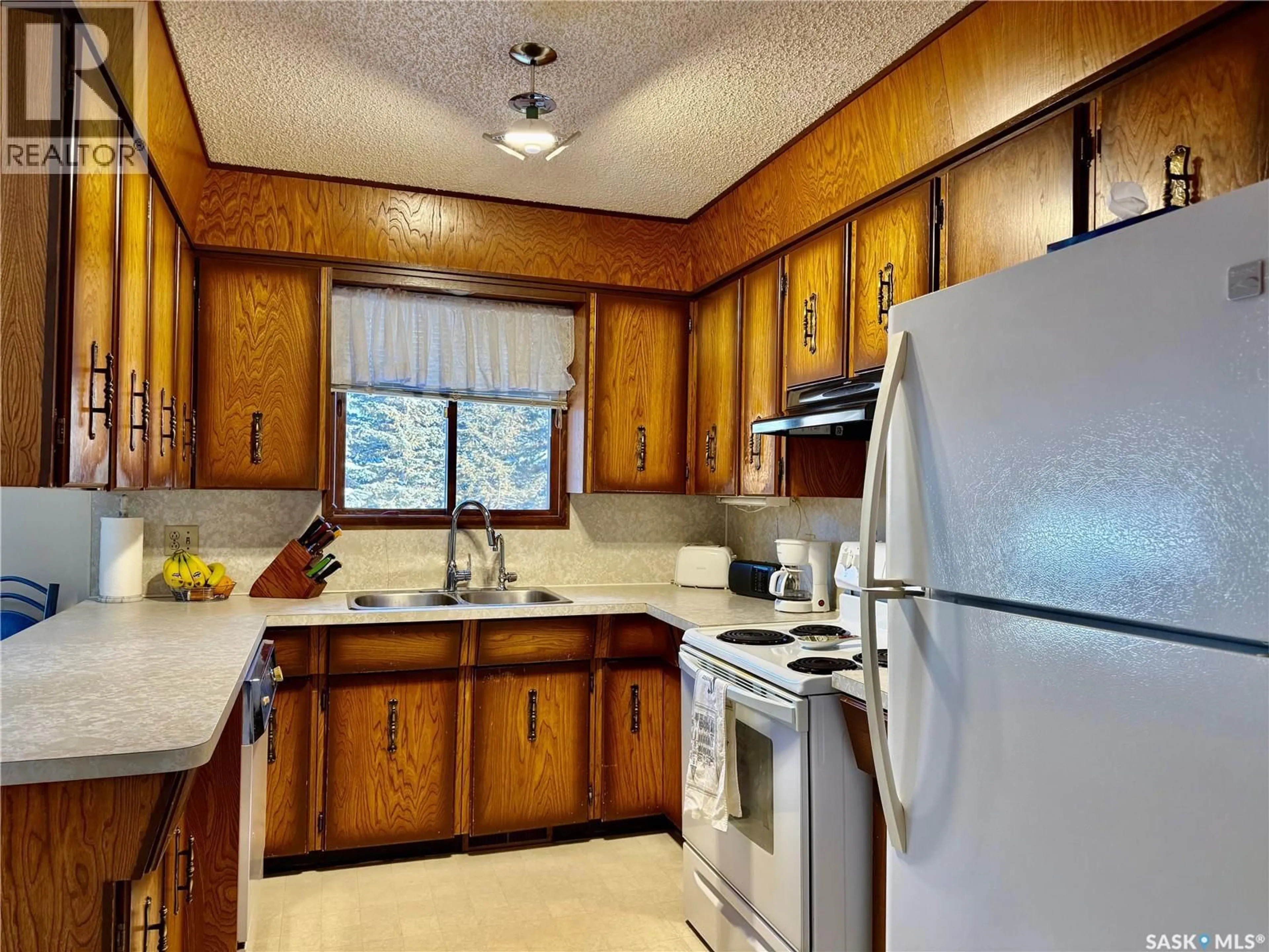 Standard kitchen, ceramic/tile floor for 1107 CENTENNIAL WAY, Humboldt Saskatchewan S0K2A0