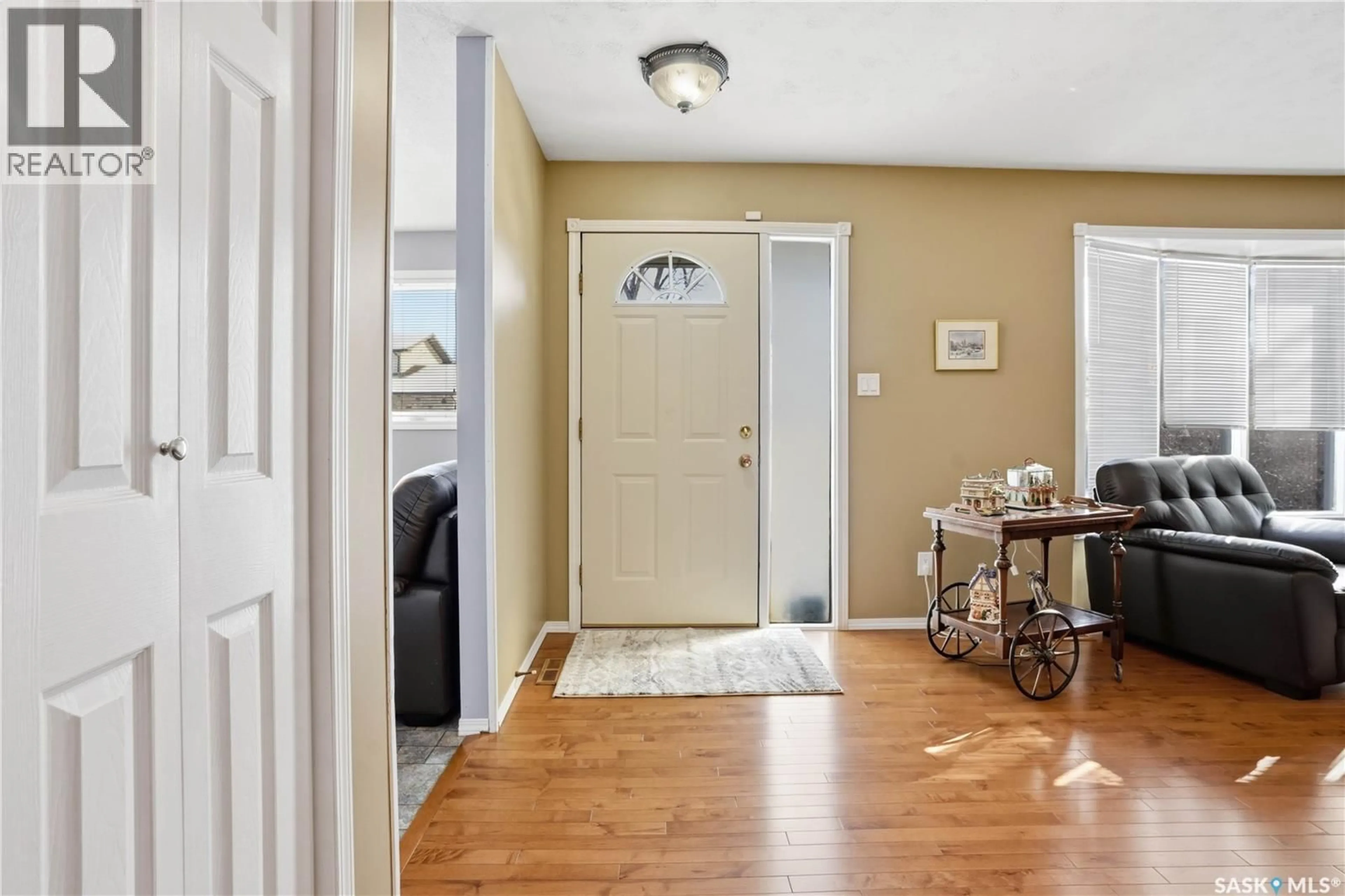 Indoor entryway for 64 CRAIGIE BAY, Regina Saskatchewan S4R6M6