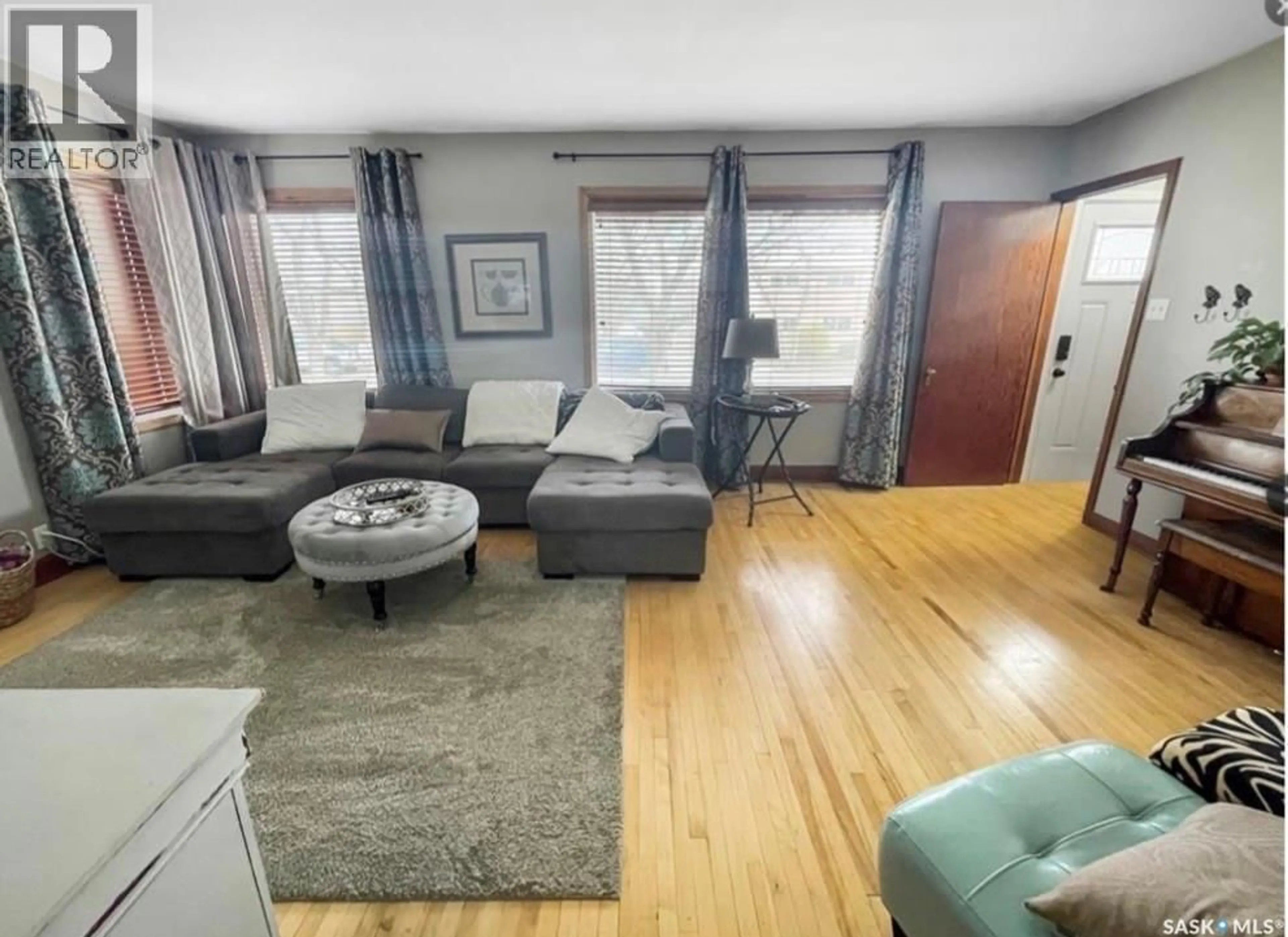 Living room with furniture, wood/laminate floor for 424 6TH AVENUE, Swift Current Saskatchewan S9H0Y3