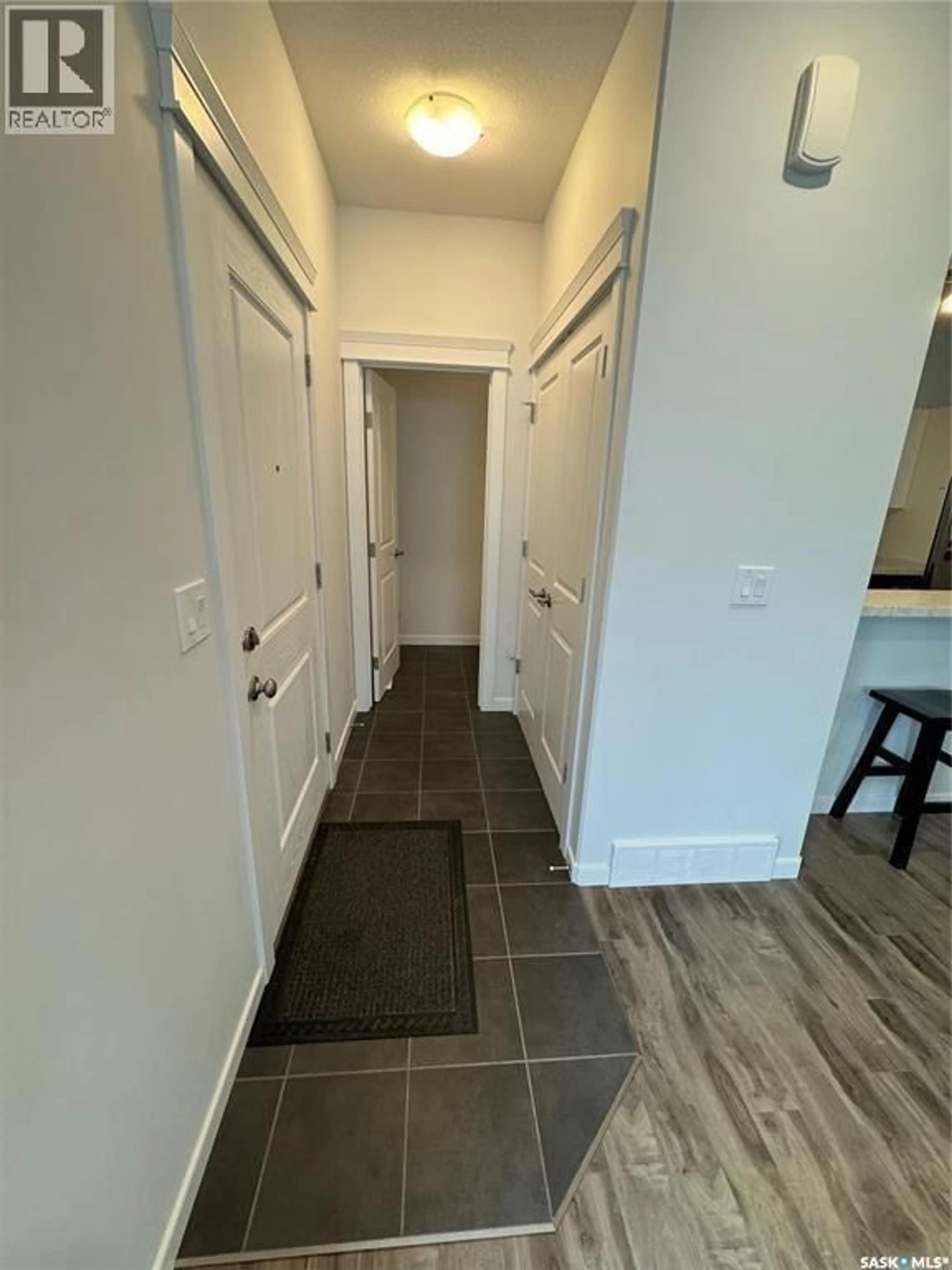 Indoor entryway for 443 L AVENUE, Saskatoon Saskatchewan S7M5Y6