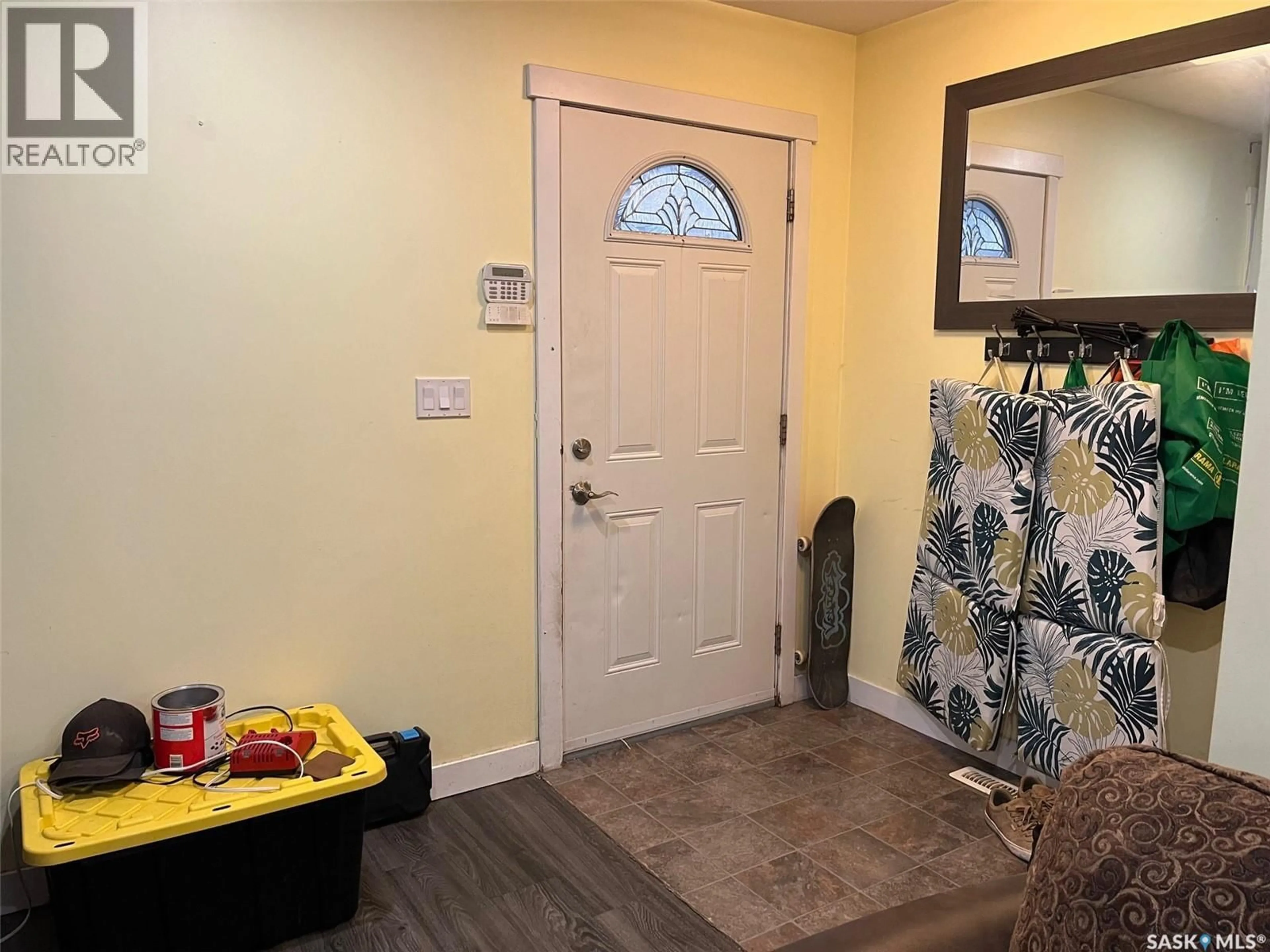 Indoor entryway for 1019 RAE STREET, Regina Saskatchewan S4T2B7