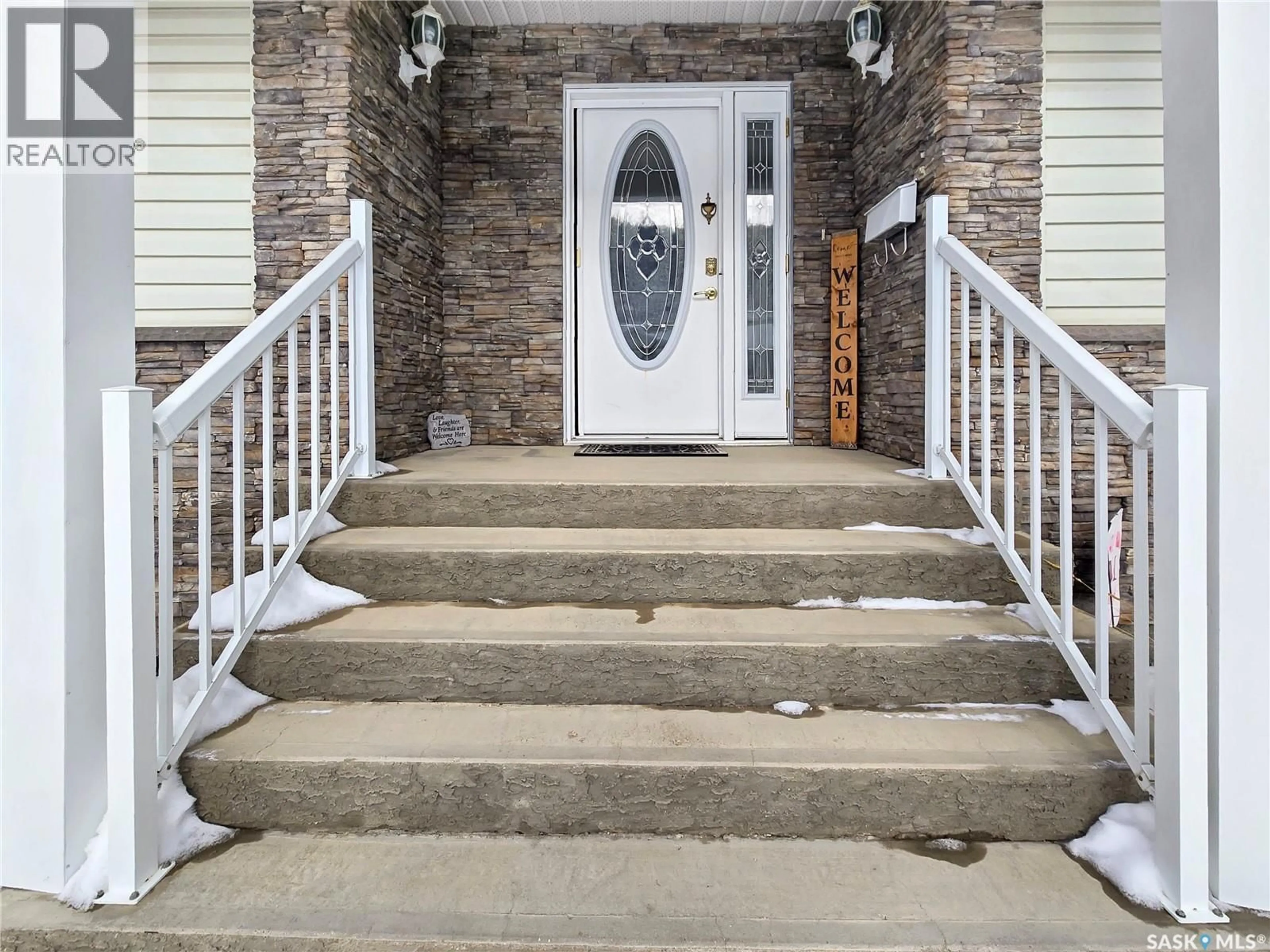 Indoor entryway for 33 QU'APPELLE CRESCENT, Fort Qu'Appelle Saskatchewan S0G1S0