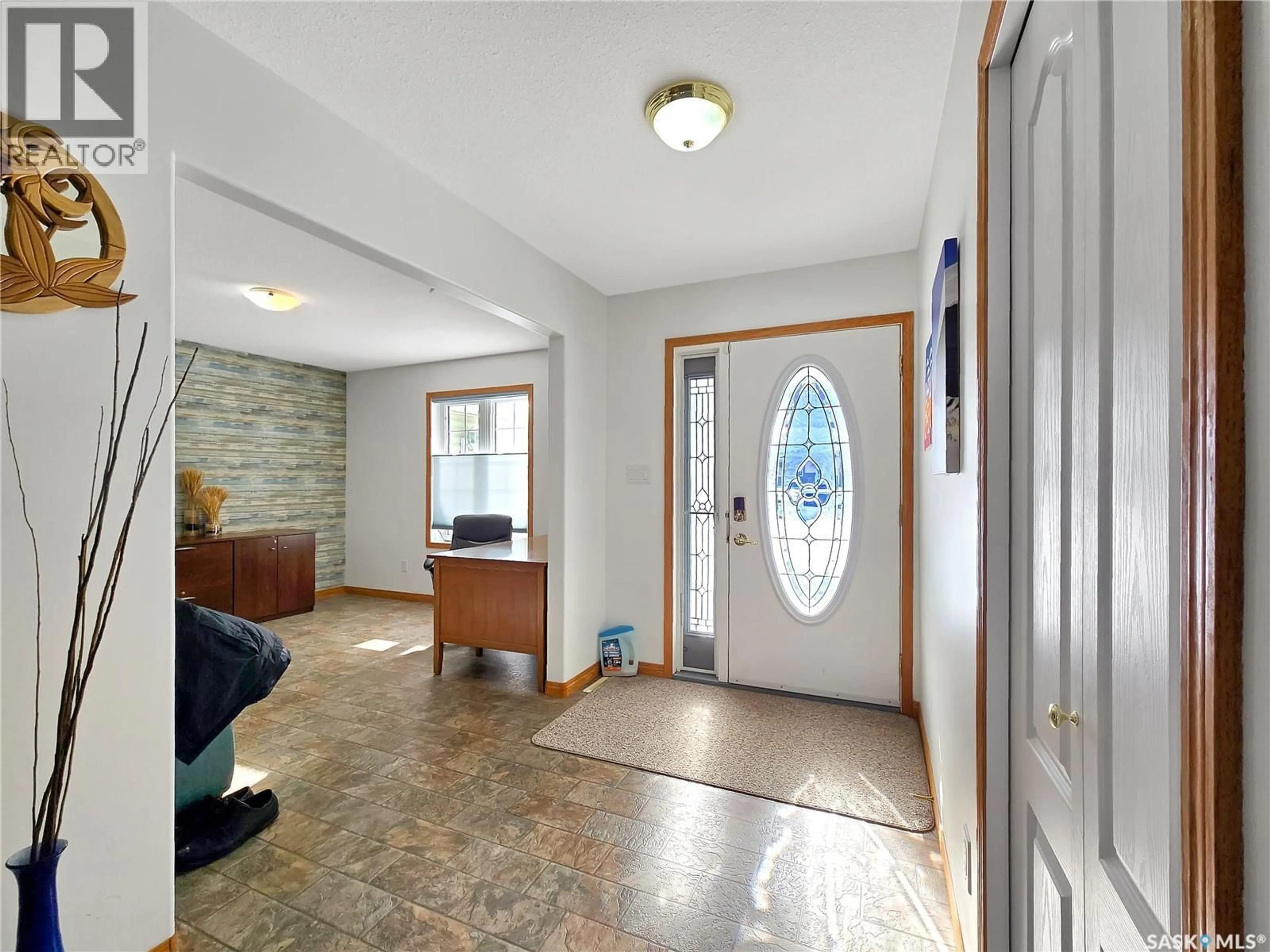 Indoor foyer for 33 QU'APPELLE CRESCENT, Fort Qu'Appelle Saskatchewan S0G1S0
