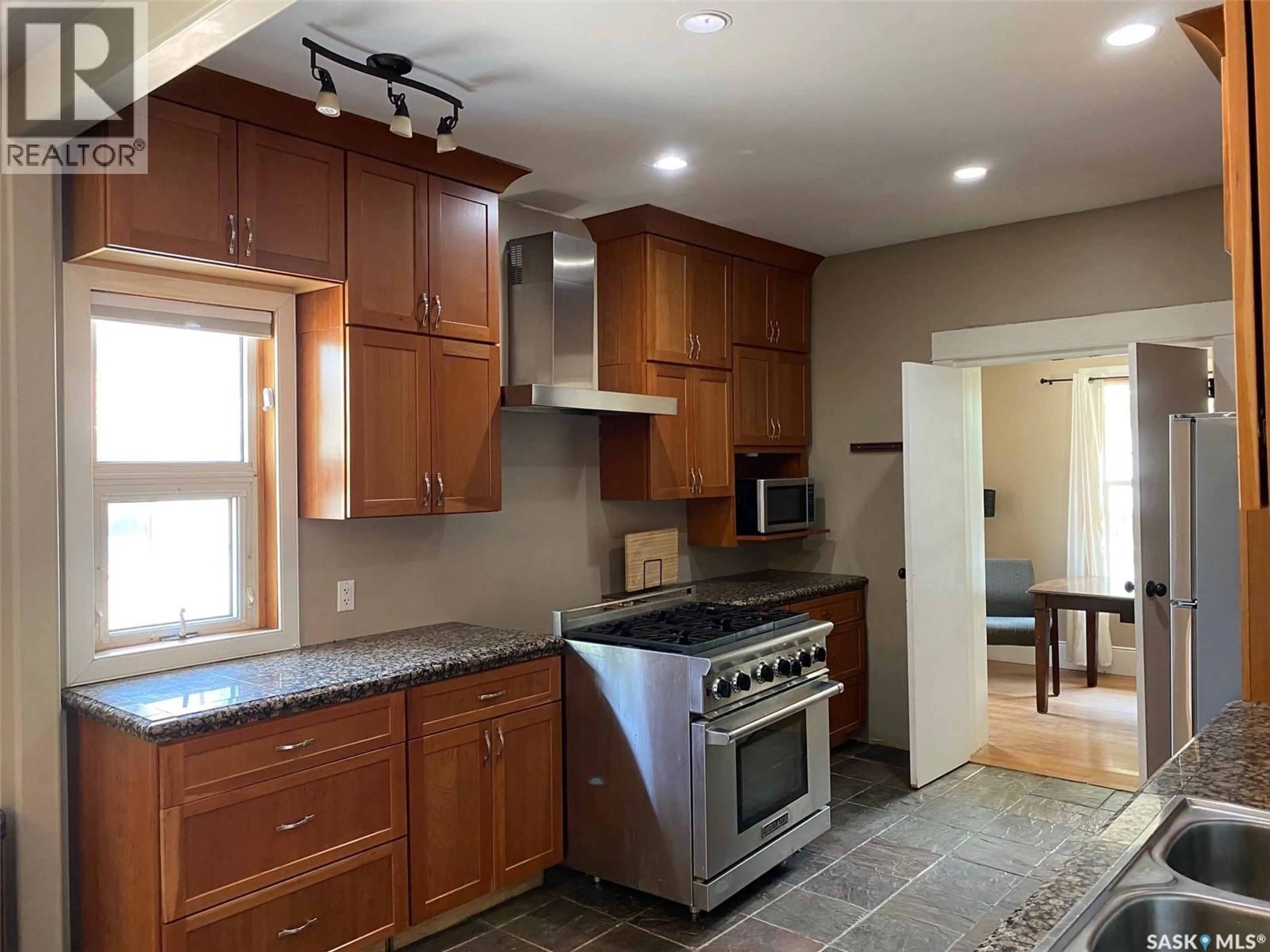 Open concept kitchen, ceramic/tile floor for 34 LAURIER AVENUE, Yorkton Saskatchewan S3N1T7