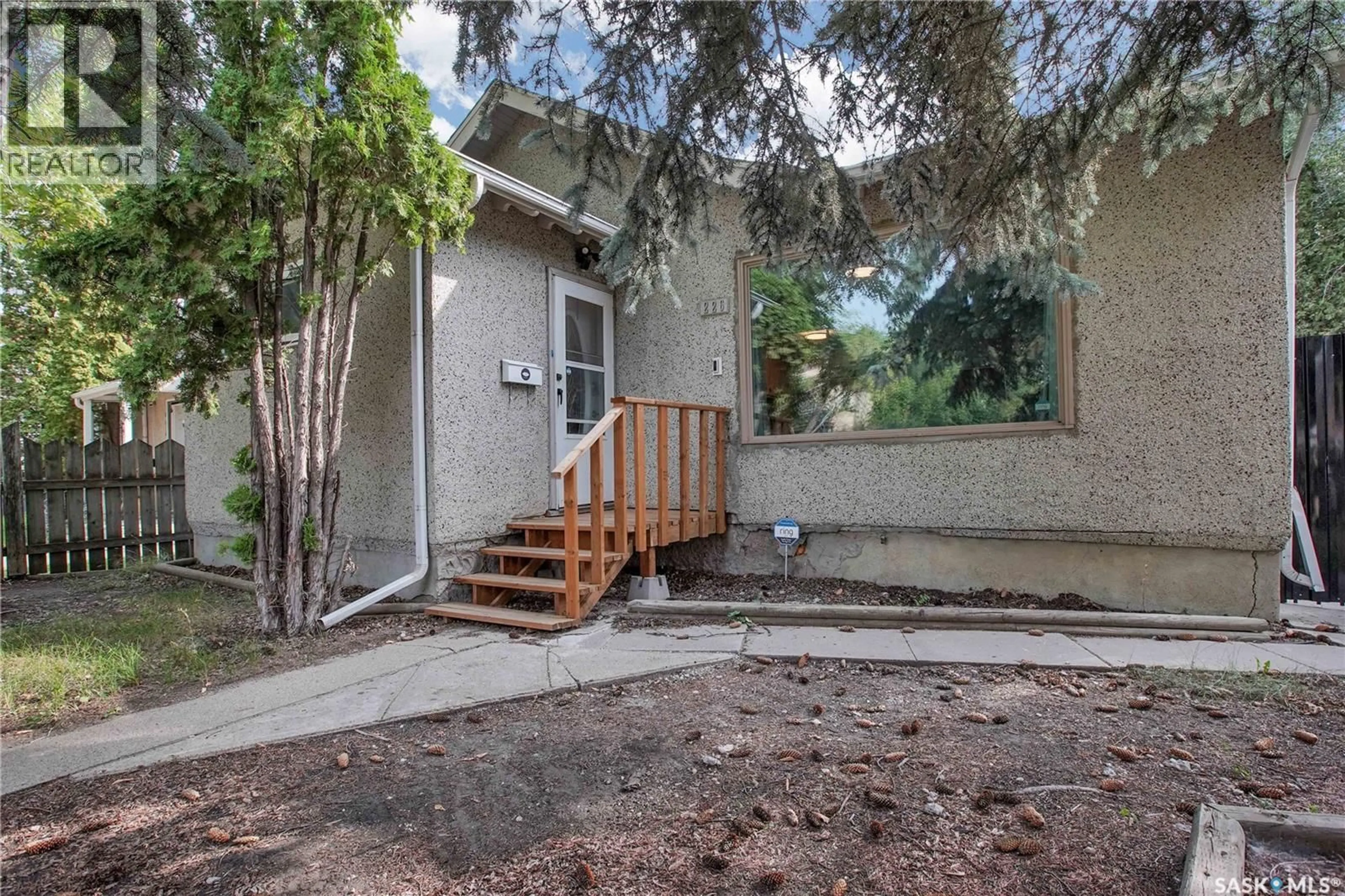 Patio, street for 226 N AVENUE S, Saskatoon Saskatchewan S7M2M9