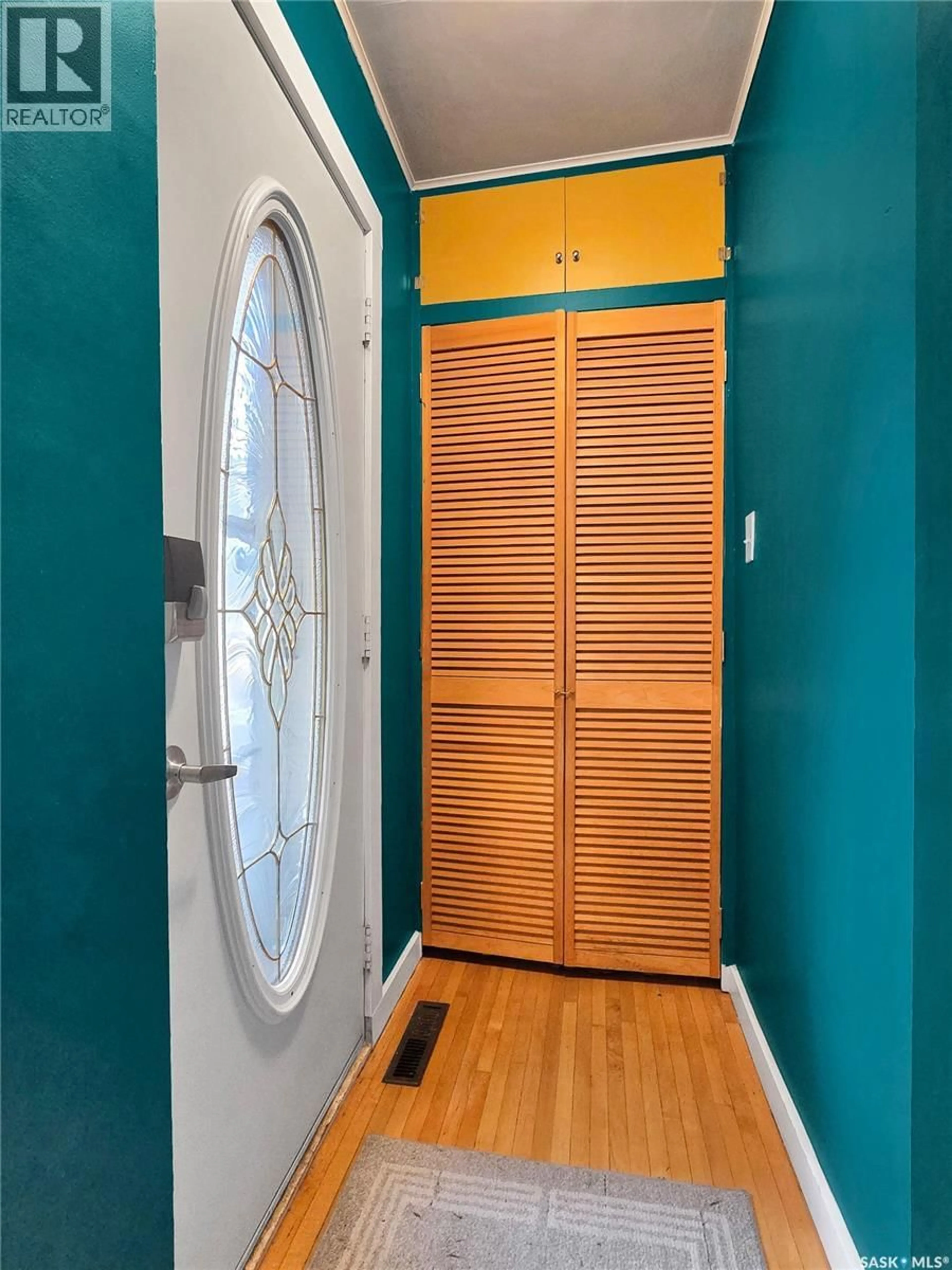 Indoor entryway for 226 N AVENUE S, Saskatoon Saskatchewan S7M2M9