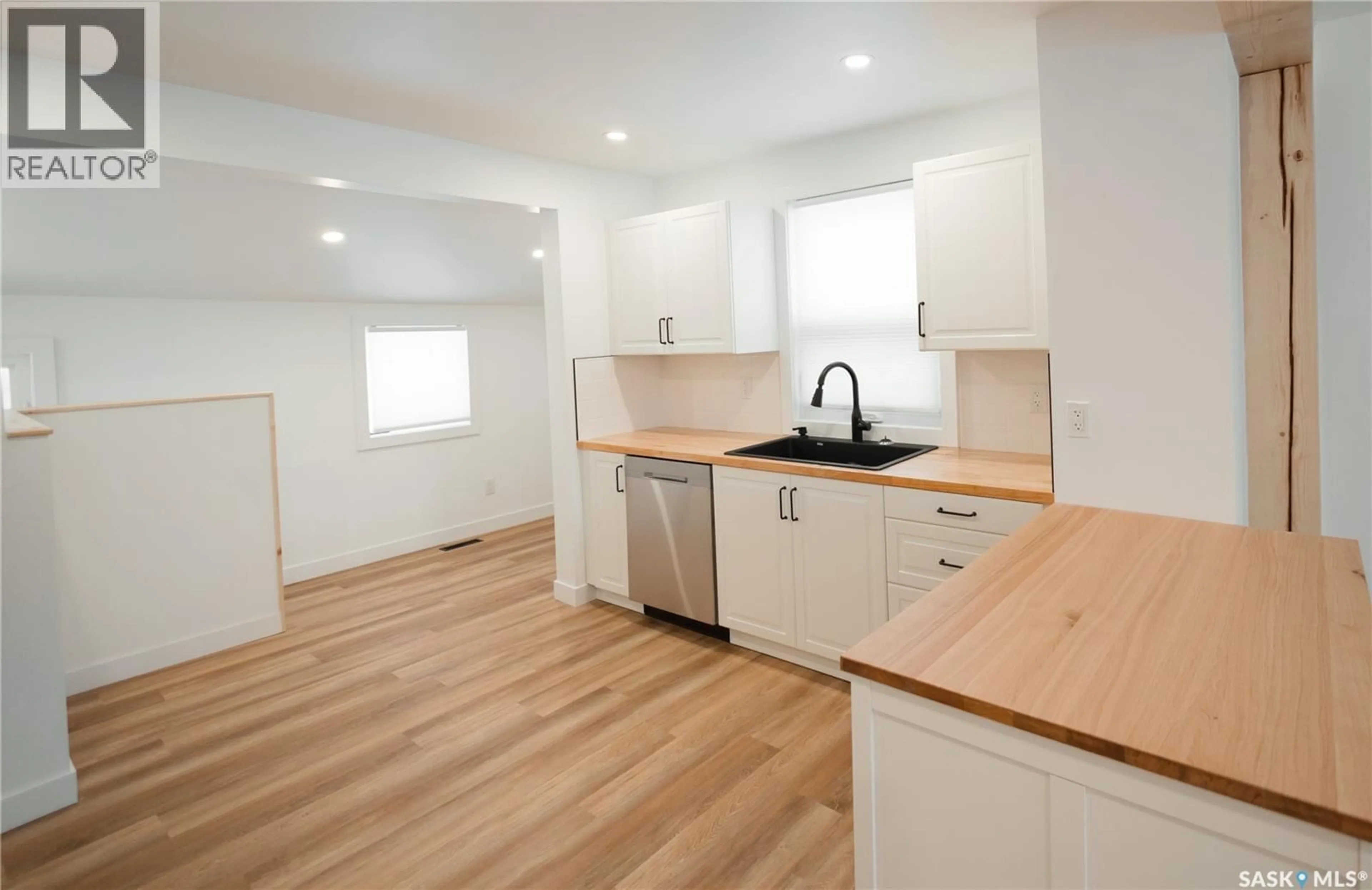 Standard kitchen, wood/laminate floor for 1041 HASTINGS STREET, Moose Jaw Saskatchewan S6H5R7