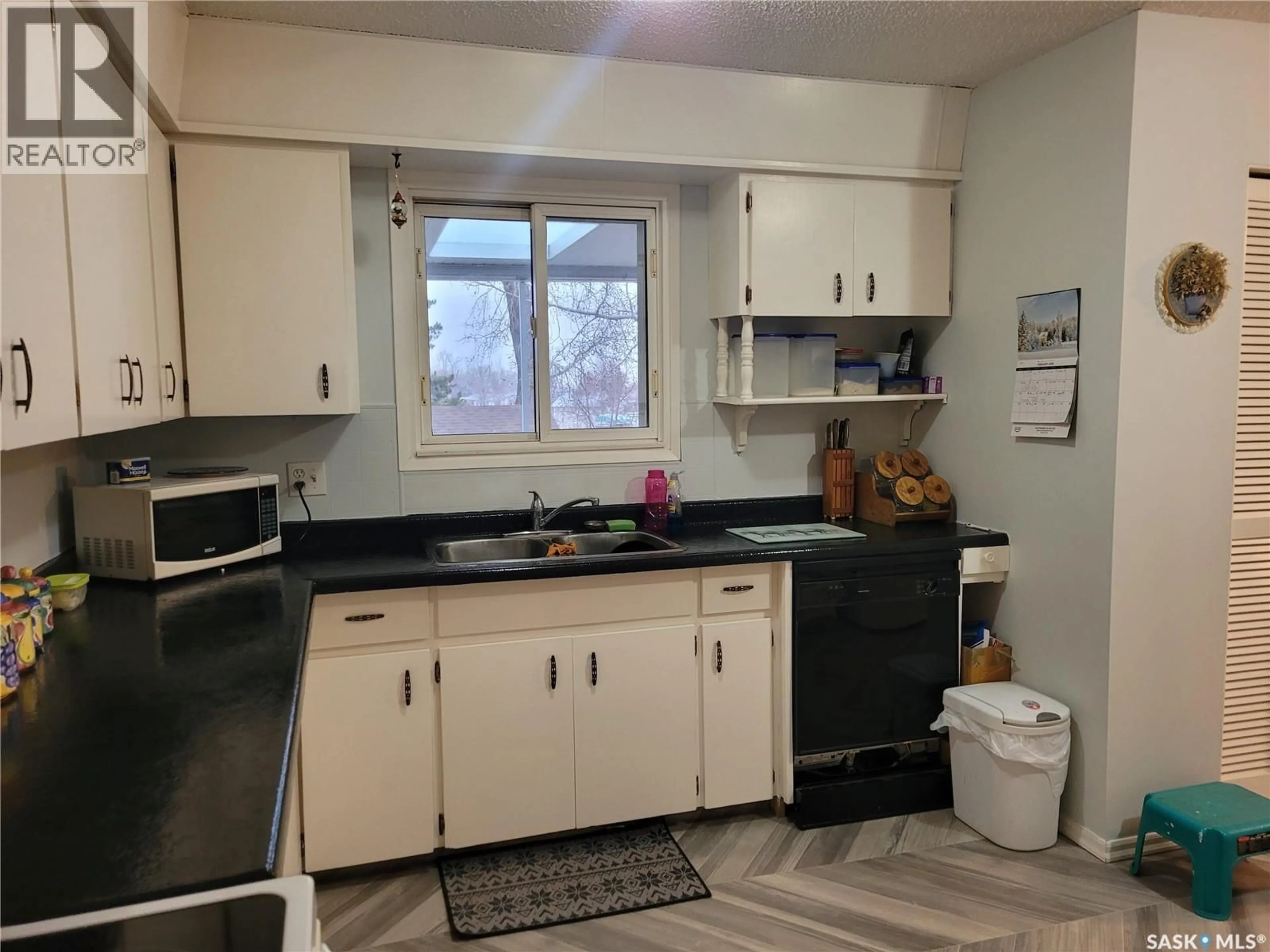 Standard kitchen, unknown for 529 6TH AVENUE, Assiniboia Saskatchewan S0H0B0