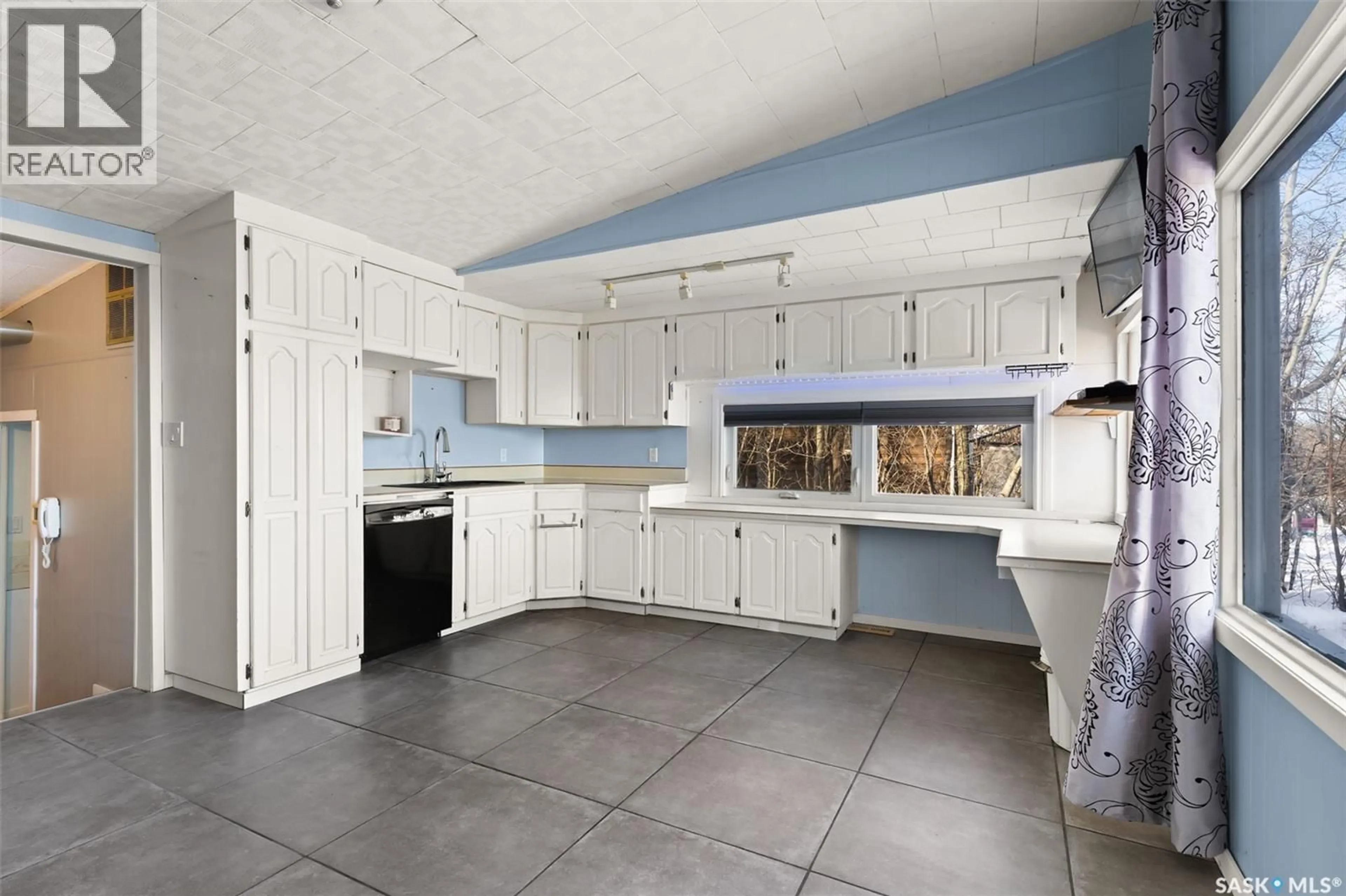 Open concept kitchen, ceramic/tile floor for 1105 5TH AVENUE, Regina Beach Saskatchewan S0G4C0