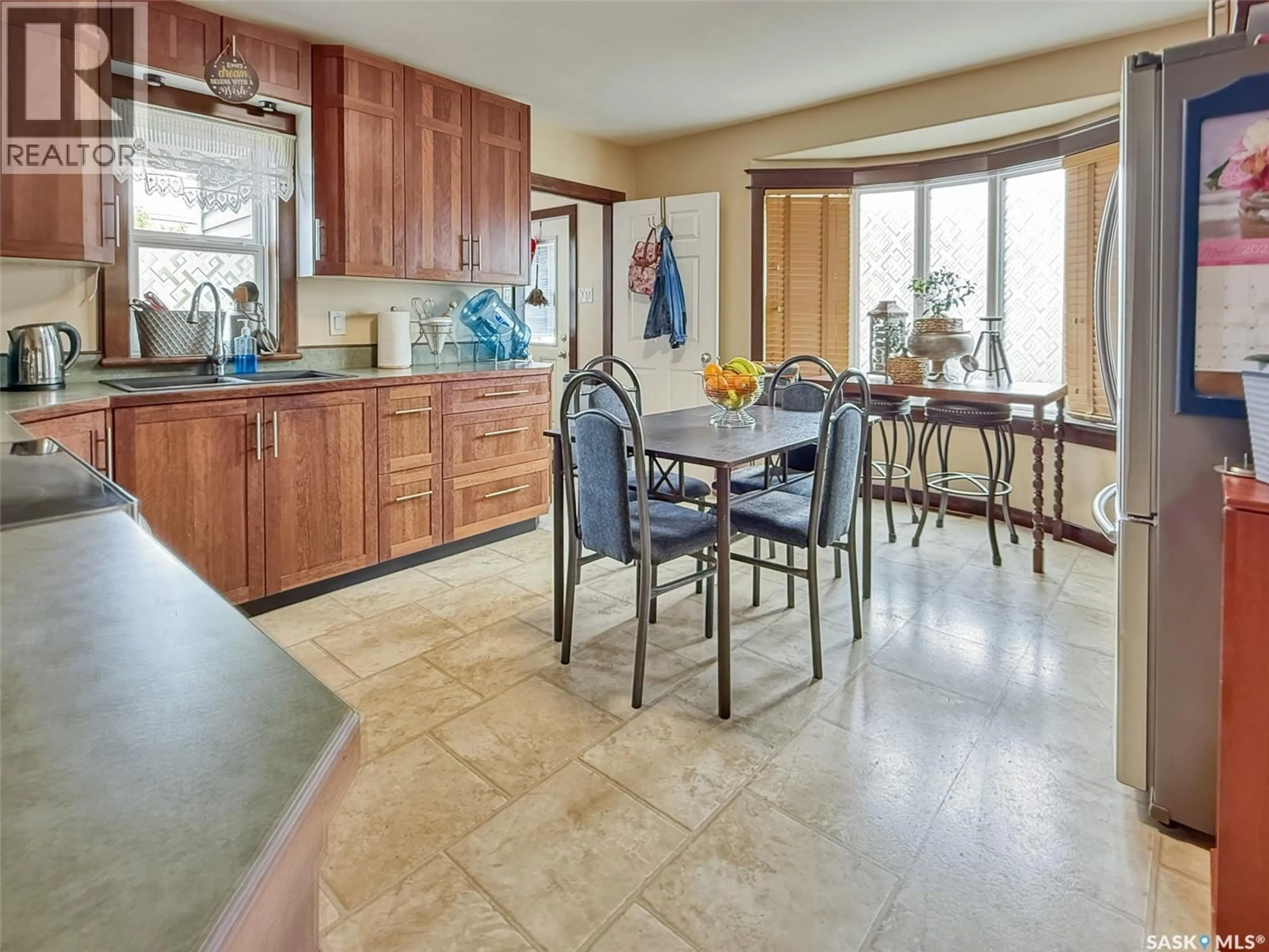 Open concept kitchen, ceramic/tile floor for 415 6TH AVENUE, Swift Current Saskatchewan S9H3P4