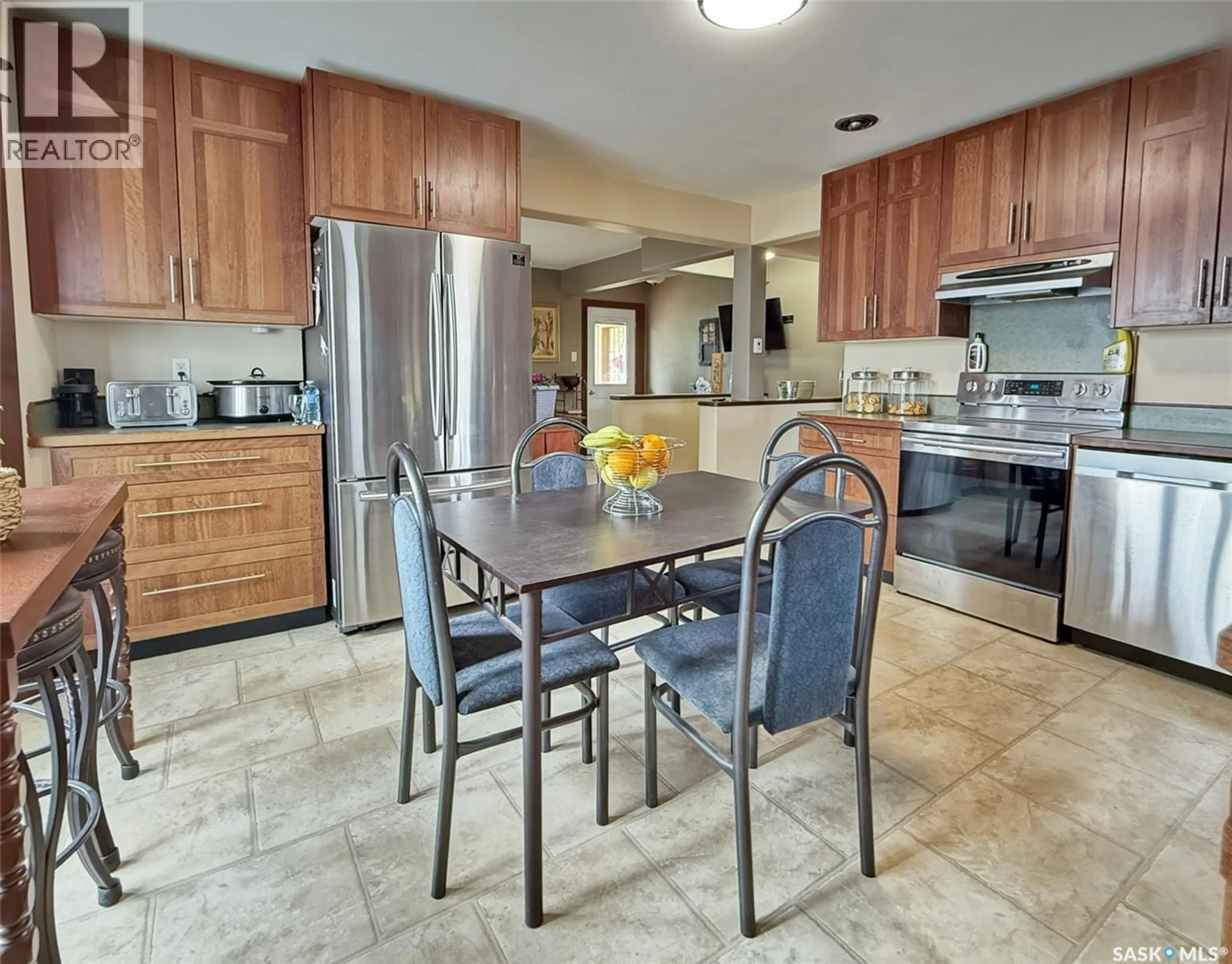 Open concept kitchen, ceramic/tile floor for 415 6TH AVENUE, Swift Current Saskatchewan S9H3P4