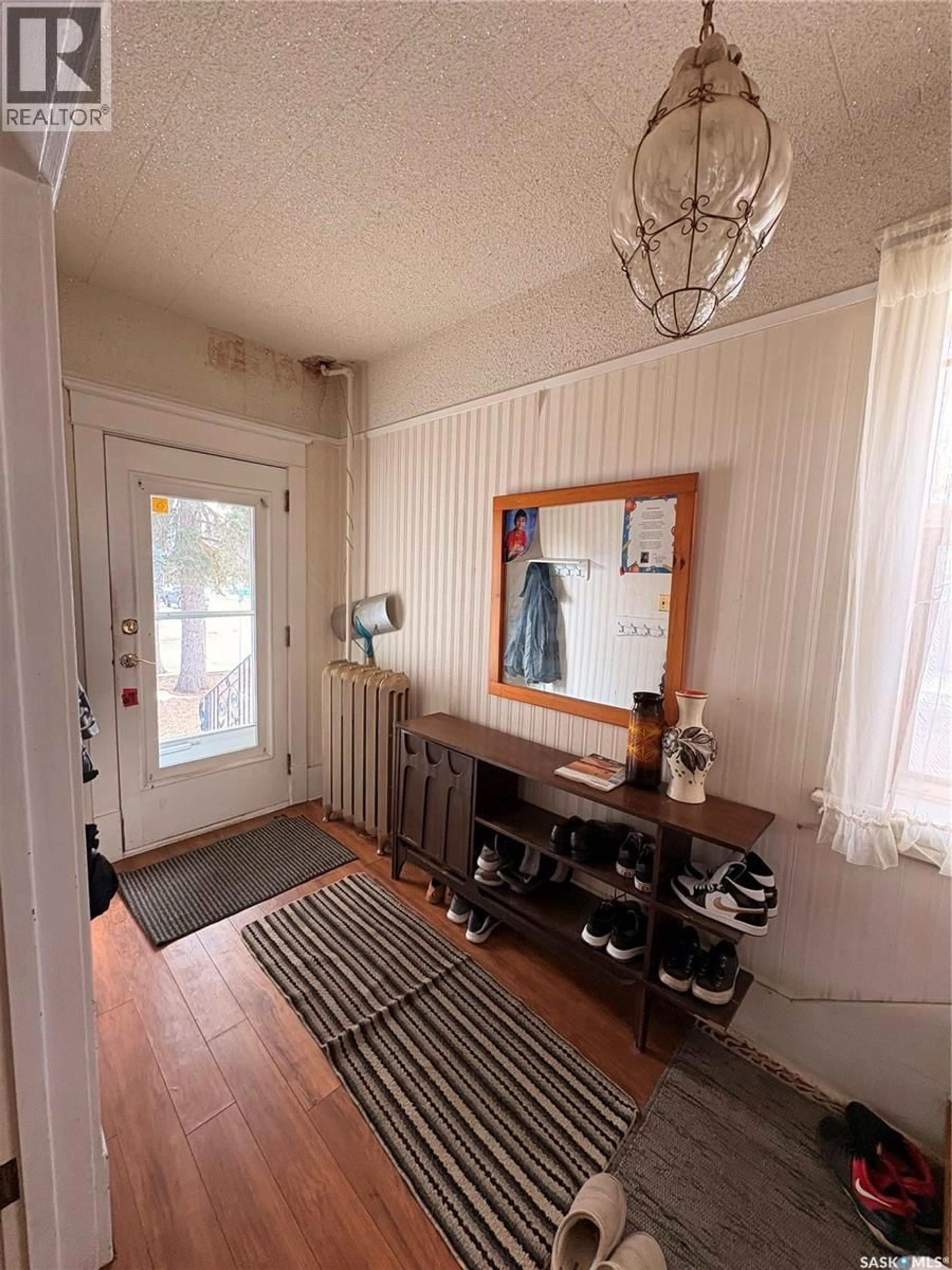 Indoor entryway for 1102 GRAFTON AVENUE, Moose Jaw Saskatchewan S6H3S5