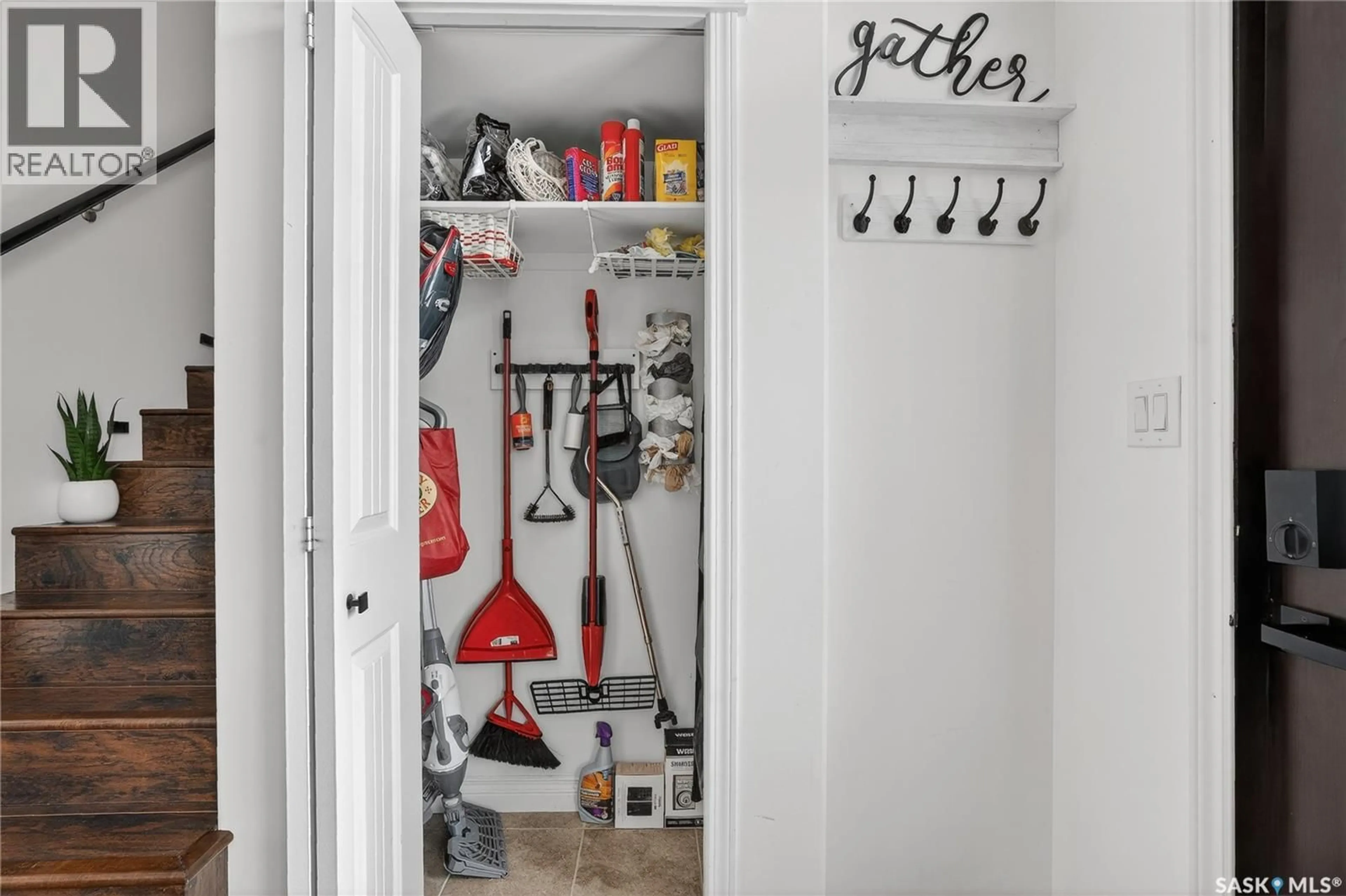 Indoor entryway for 1526 SHEPHERD CRESCENT, Saskatoon Saskatchewan S7W0B6