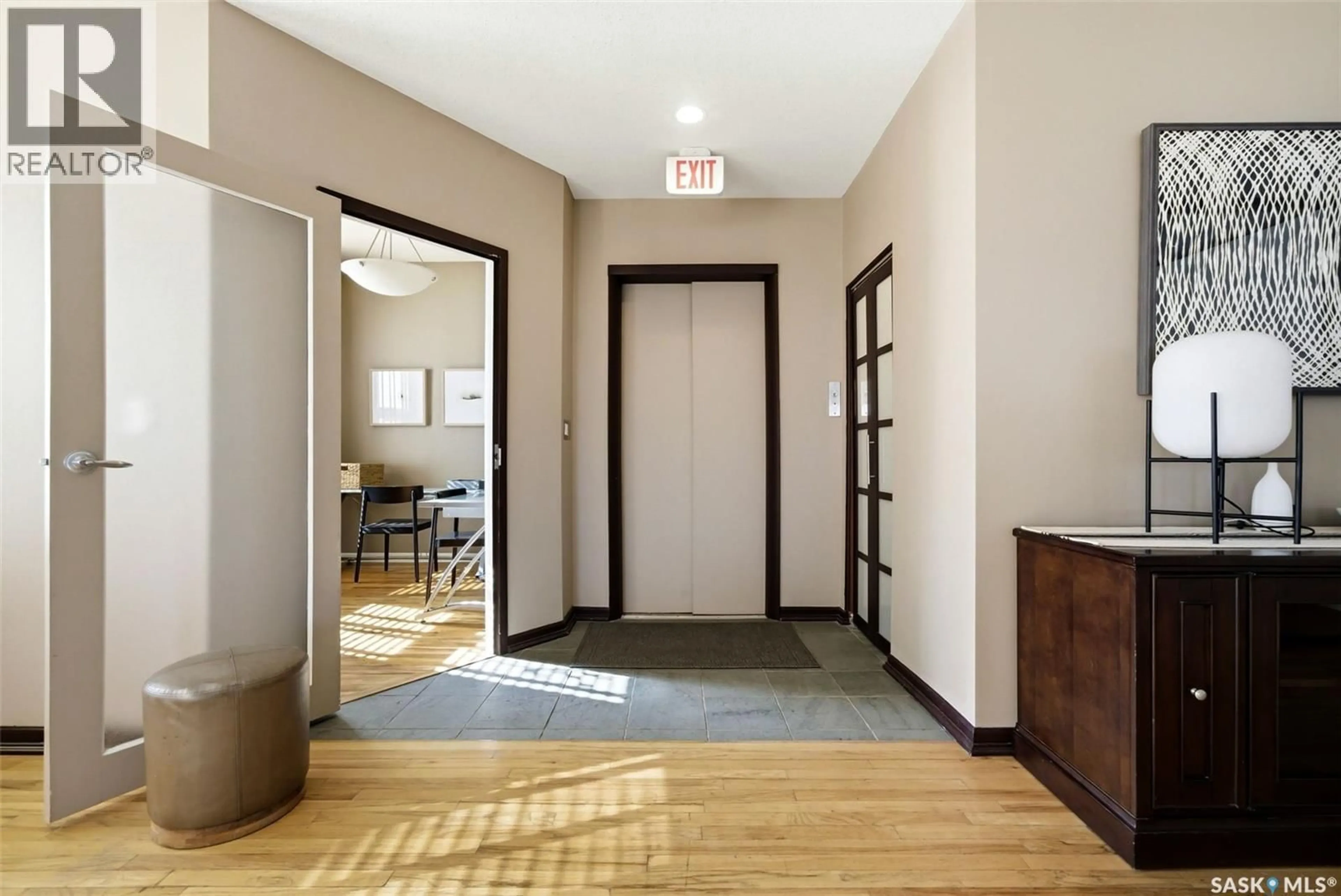 Indoor foyer for 500 2020 11TH AVENUE, Regina Saskatchewan S4P0J3