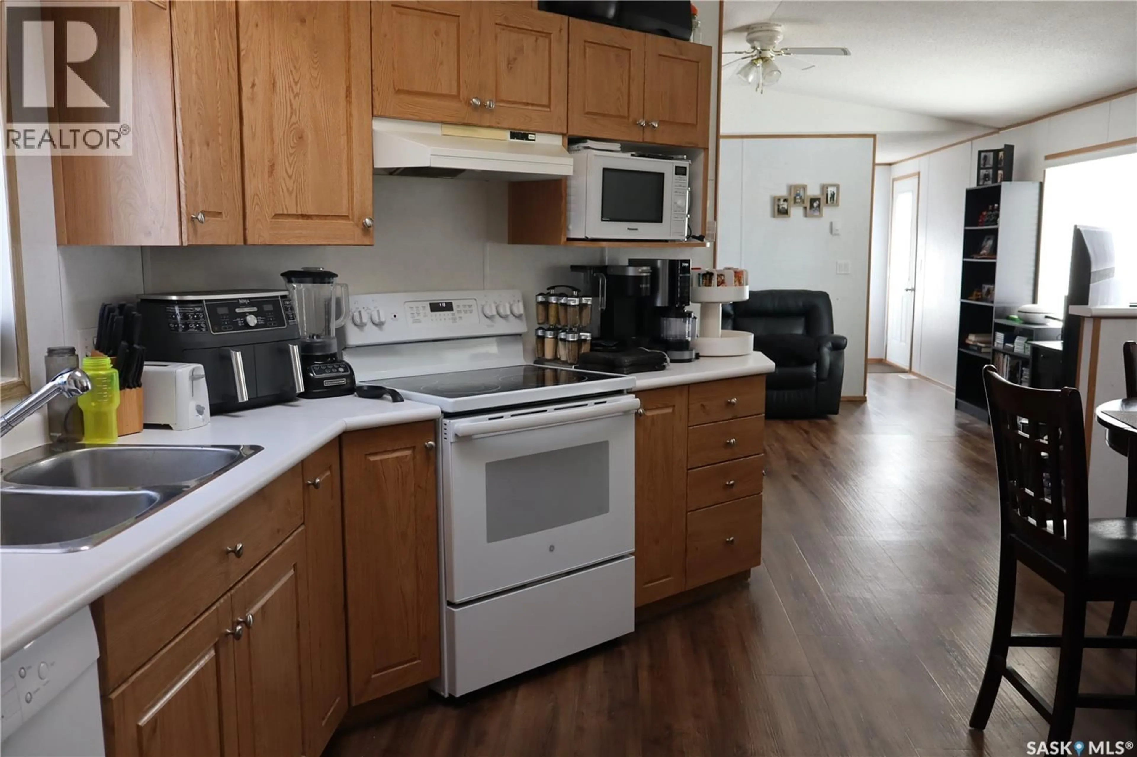 Standard kitchen, unknown for 20 HAVENUE, Willow Bunch Saskatchewan S0H4K0