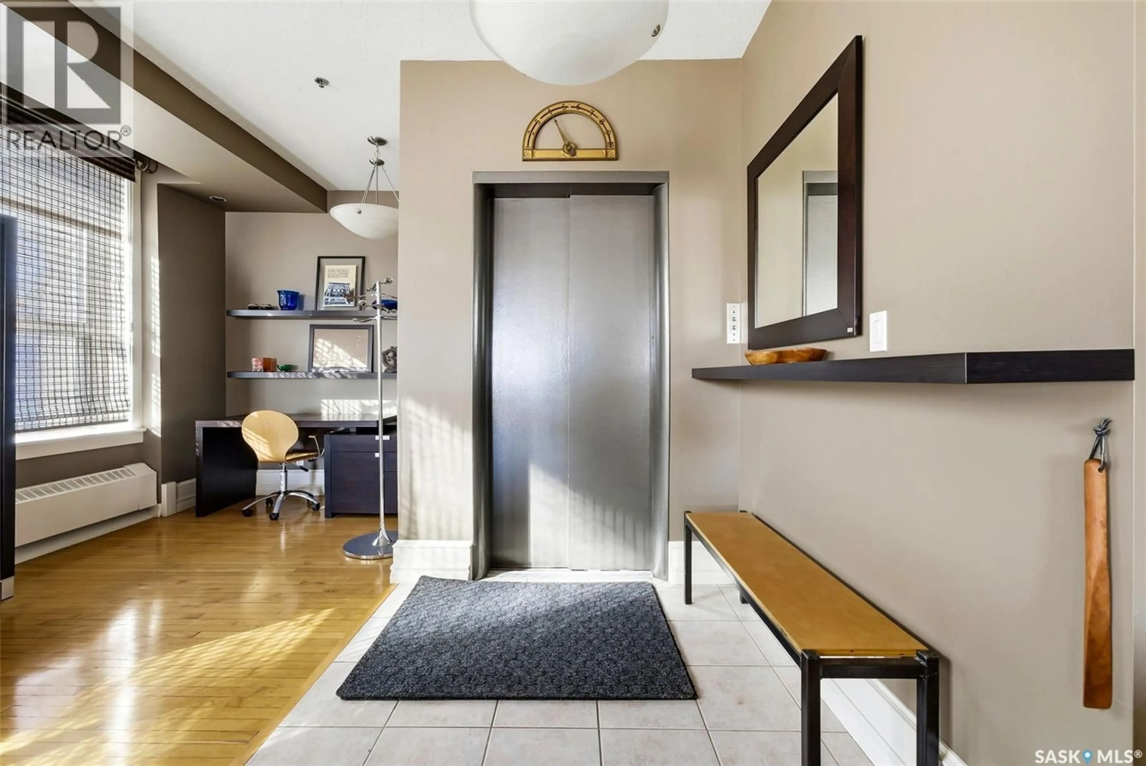 Indoor foyer for 400 2020 11TH AVENUE, Regina Saskatchewan S4P0J3