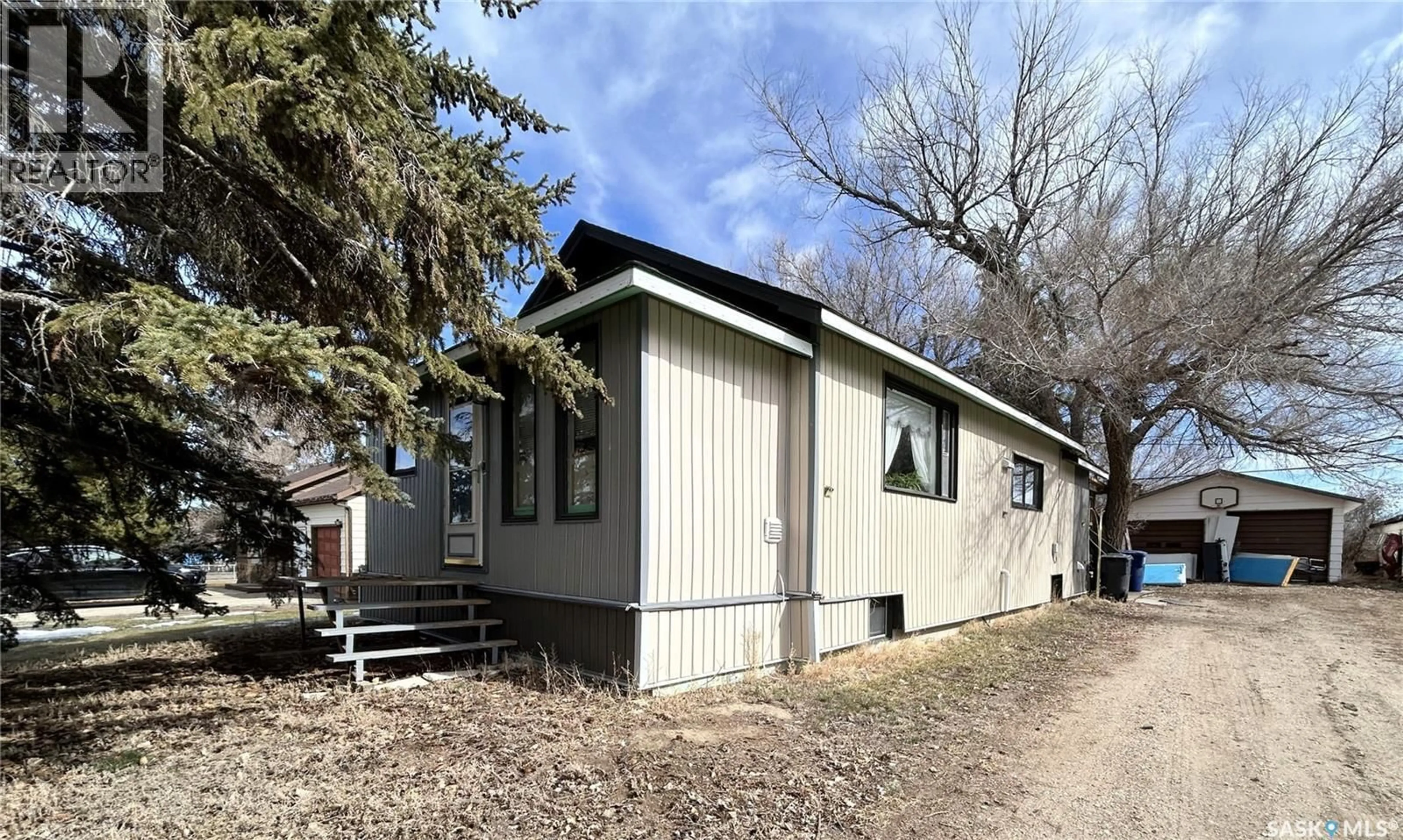 Home with vinyl exterior material, street for 625 MAHARG AVENUE, Burstall Saskatchewan S0N0H0