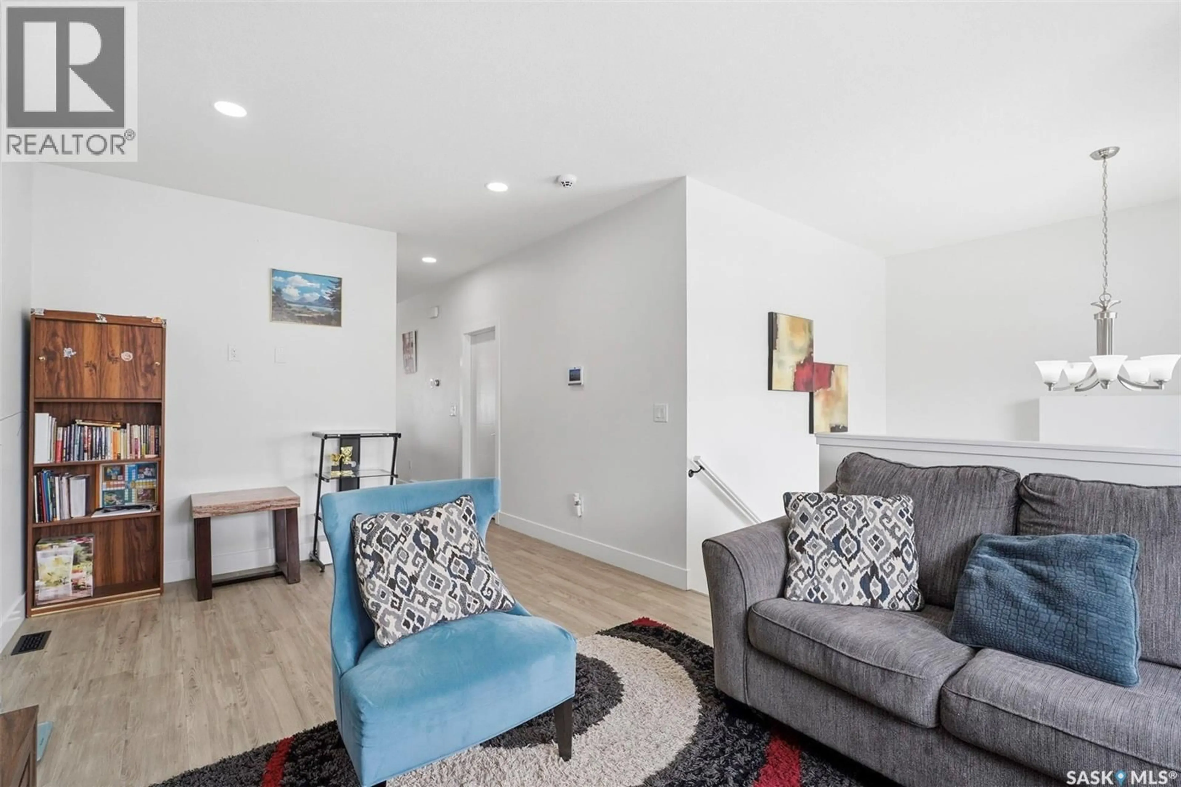 Living room with furniture, unknown for 660 FEHEREGYHAZI BOULEVARD, Saskatoon Saskatchewan S7W1C4