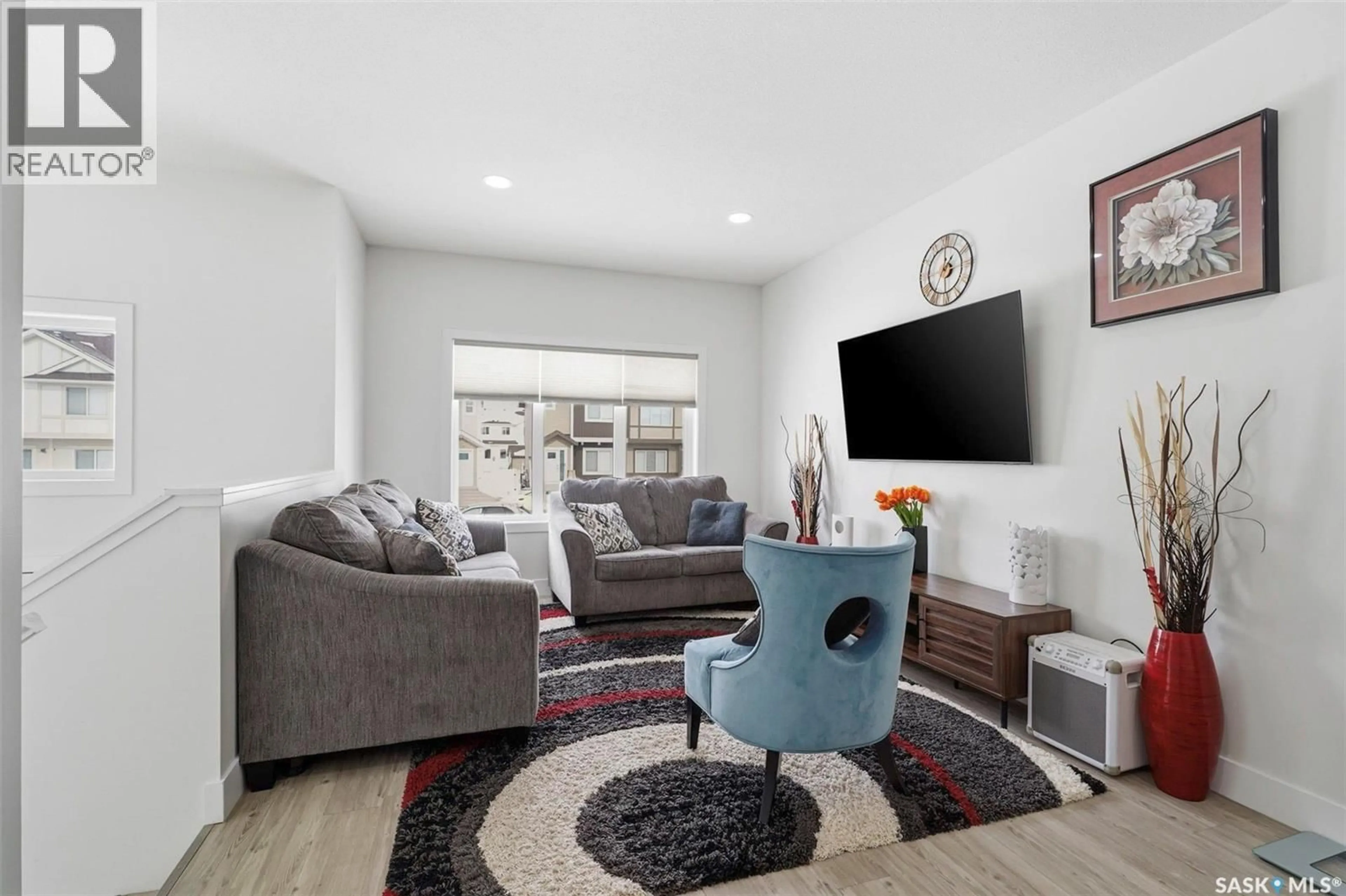 Living room with furniture, unknown for 660 FEHEREGYHAZI BOULEVARD, Saskatoon Saskatchewan S7W1C4