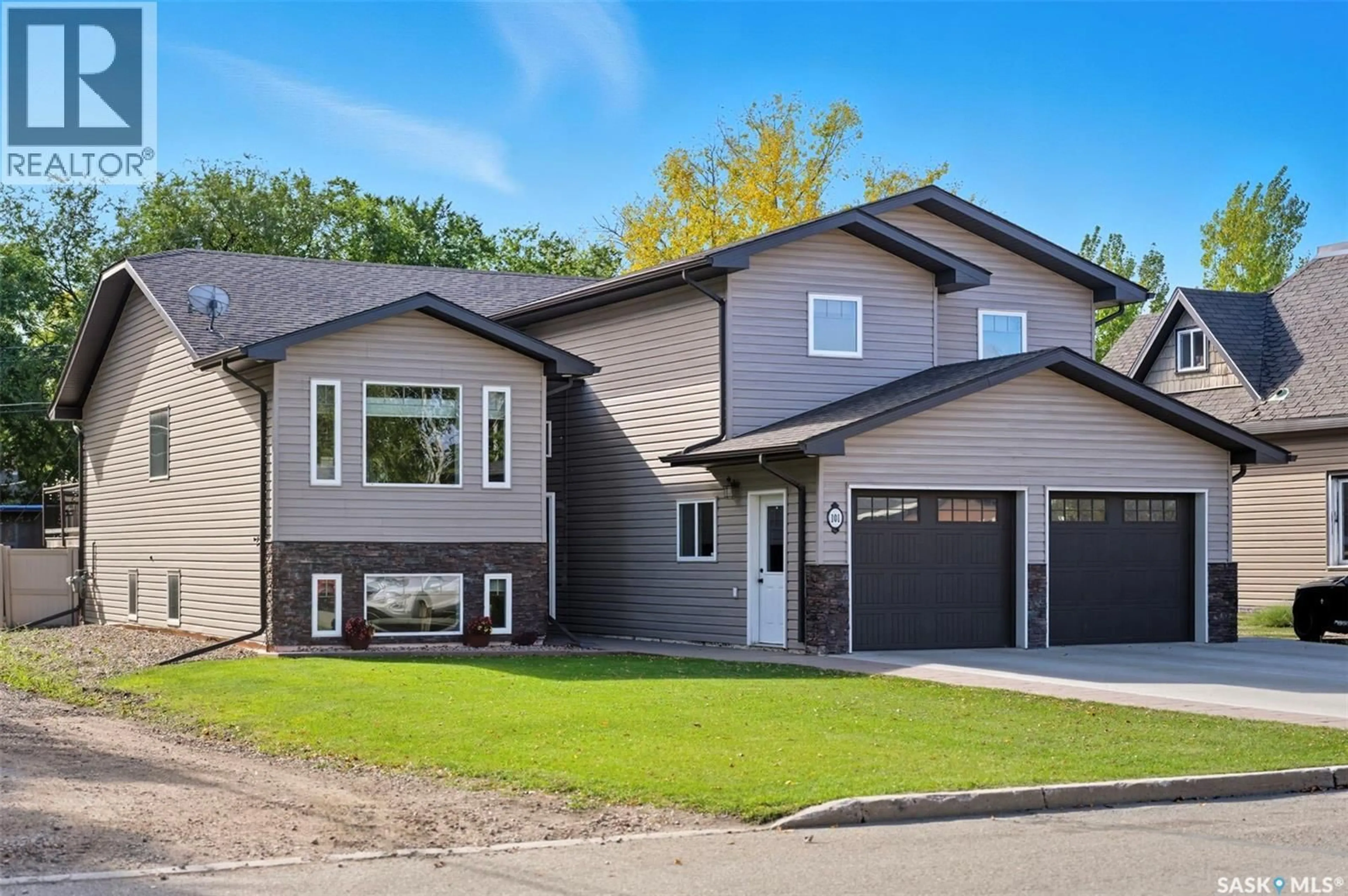 Home with vinyl exterior material, street for 101 6TH AVENUE, Watrous Saskatchewan S0K4T0