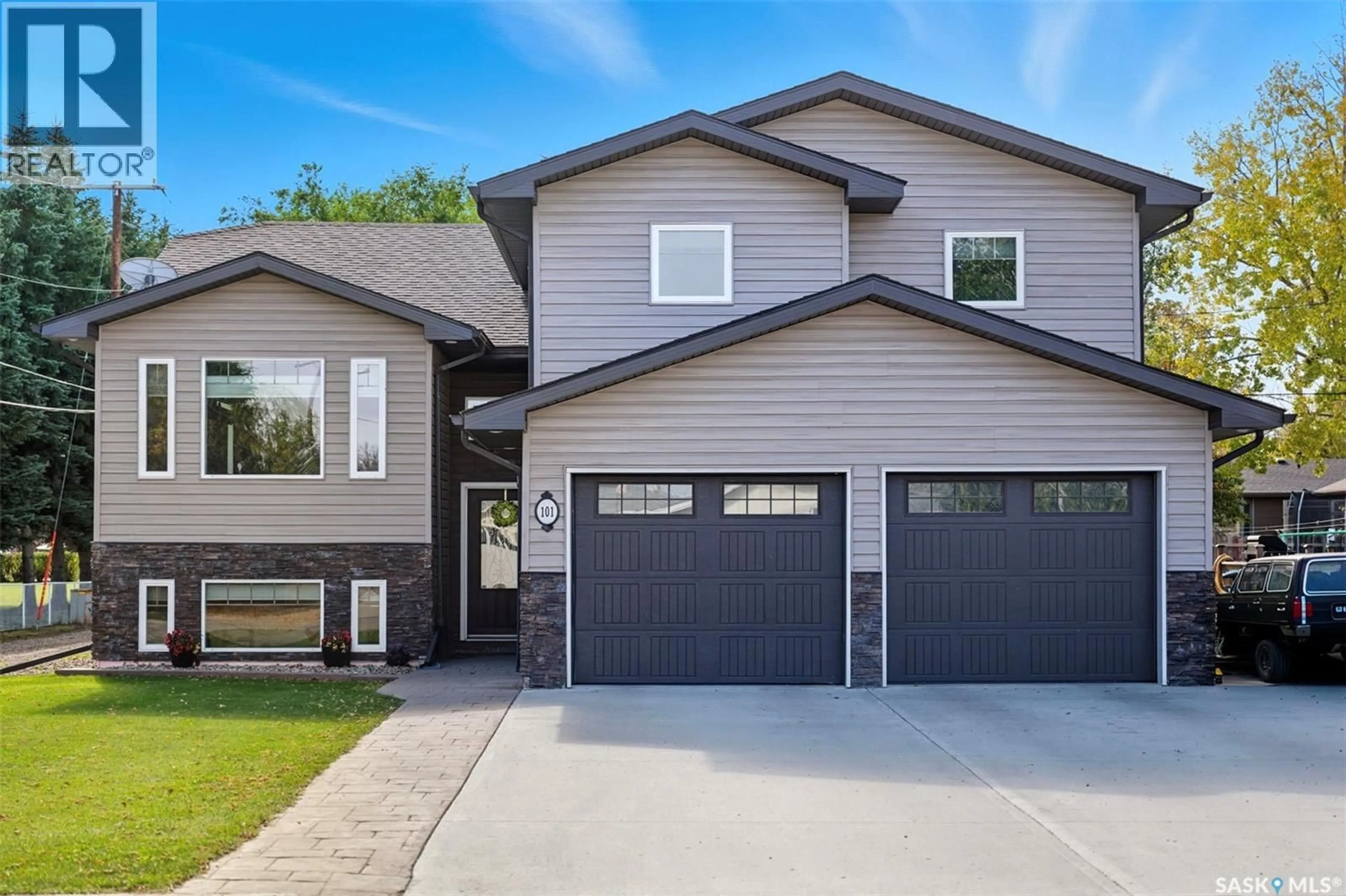 Home with vinyl exterior material, street for 101 6TH AVENUE, Watrous Saskatchewan S0K4T0