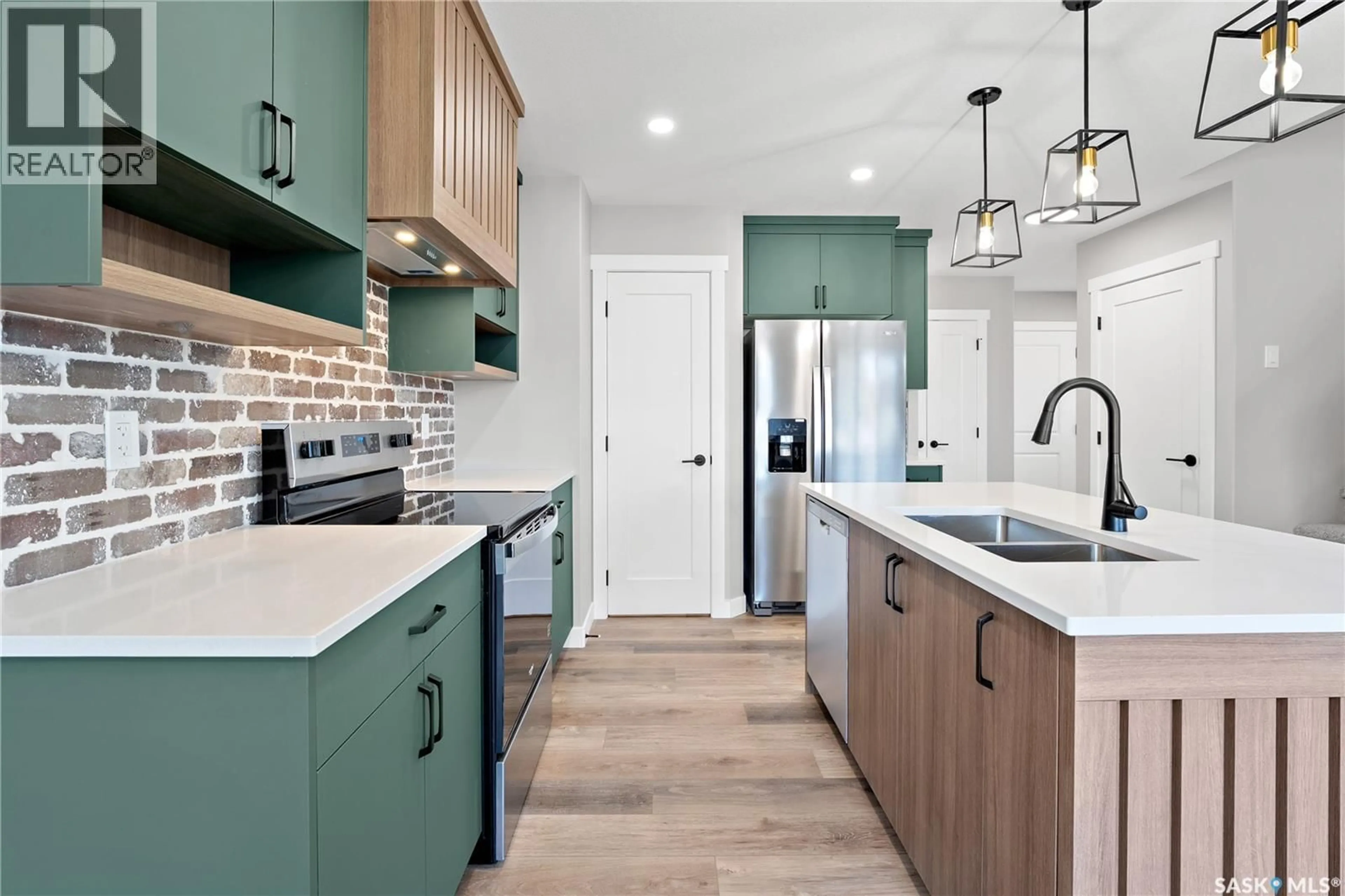 Contemporary kitchen, ceramic/tile floor for 423 KINLOCH CRESCENT, Saskatoon Saskatchewan S7M5N8