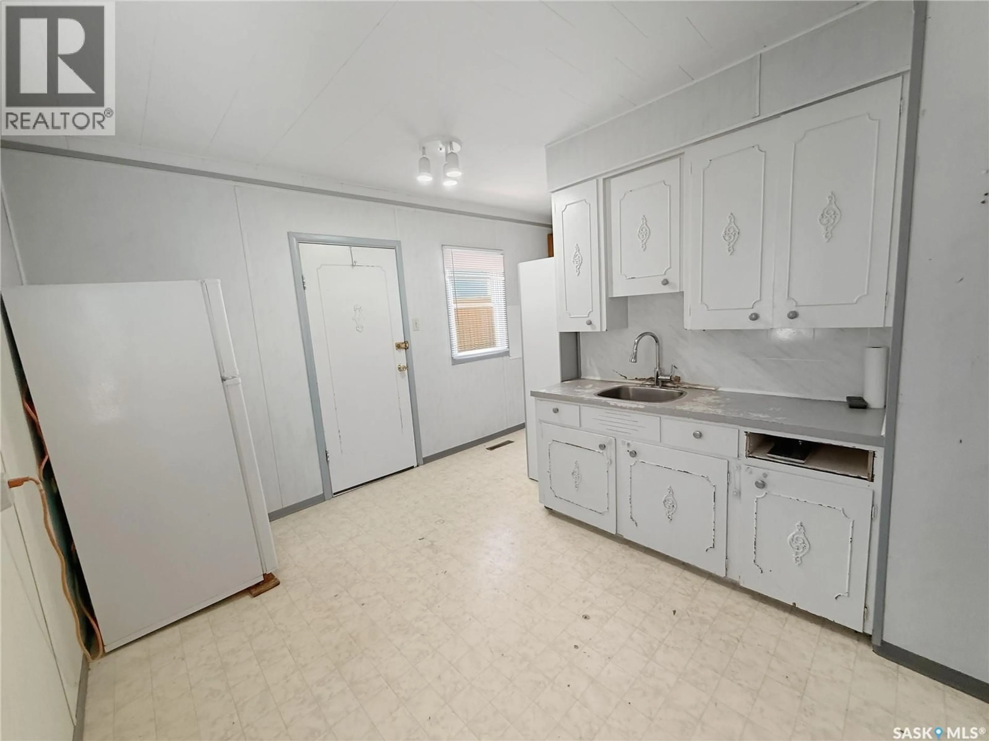 Standard kitchen, unknown for 96 10TH AVENUE, Swift Current Saskatchewan S9H2T2