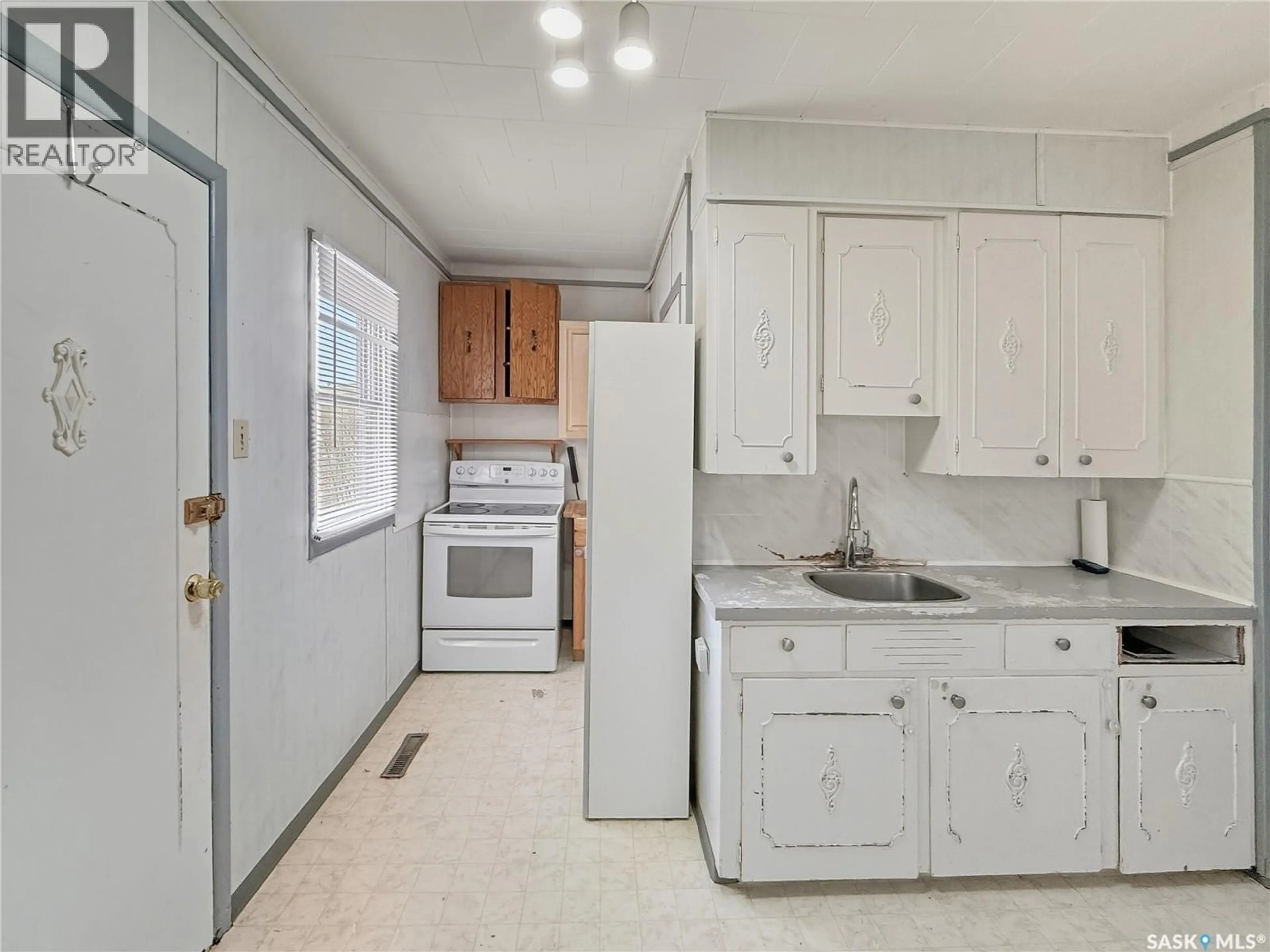 Standard kitchen, unknown for 96 10TH AVENUE, Swift Current Saskatchewan S9H2T2