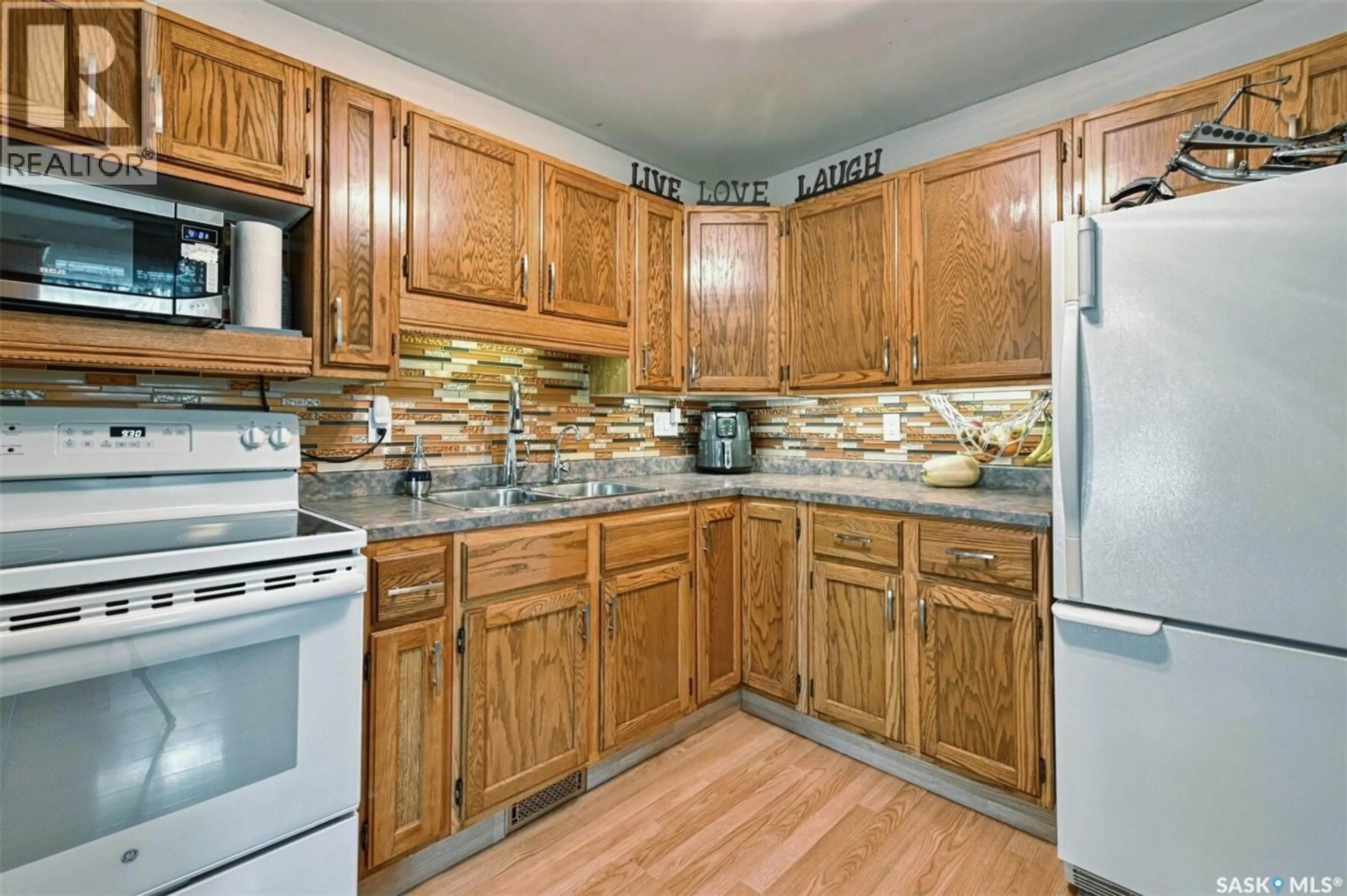 Standard kitchen, unknown for 2149 PASQUA STREET, Regina Saskatchewan S4T4M3