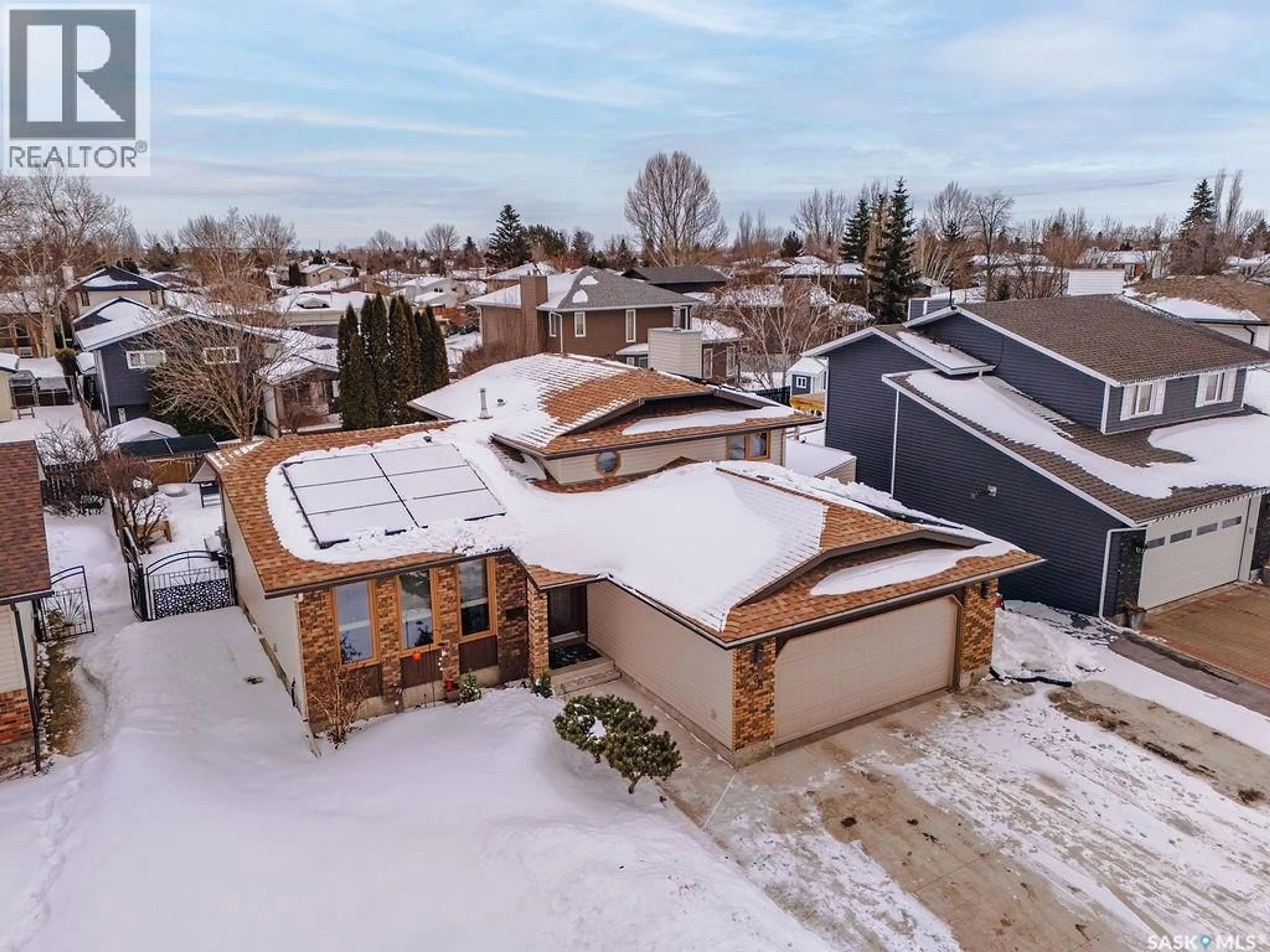 A pic from outside/outdoor area/front of a property/back of a property/a pic from drone, unknown for 326 BORNSTEIN CRESCENT, Saskatoon Saskatchewan S7N3Y3