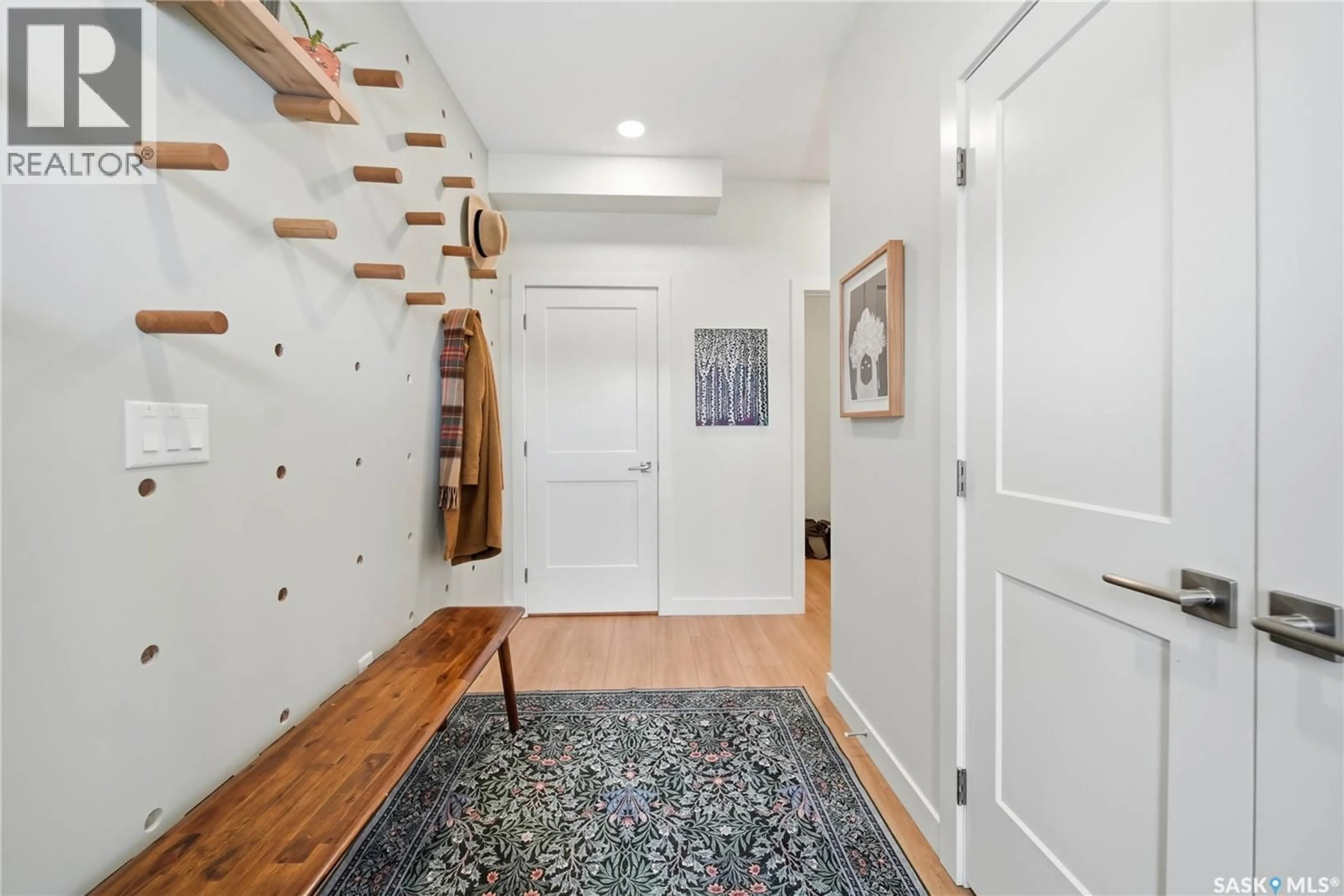 Indoor entryway for 611 DUFFERIN AVENUE, Saskatoon Saskatchewan S7N1C4