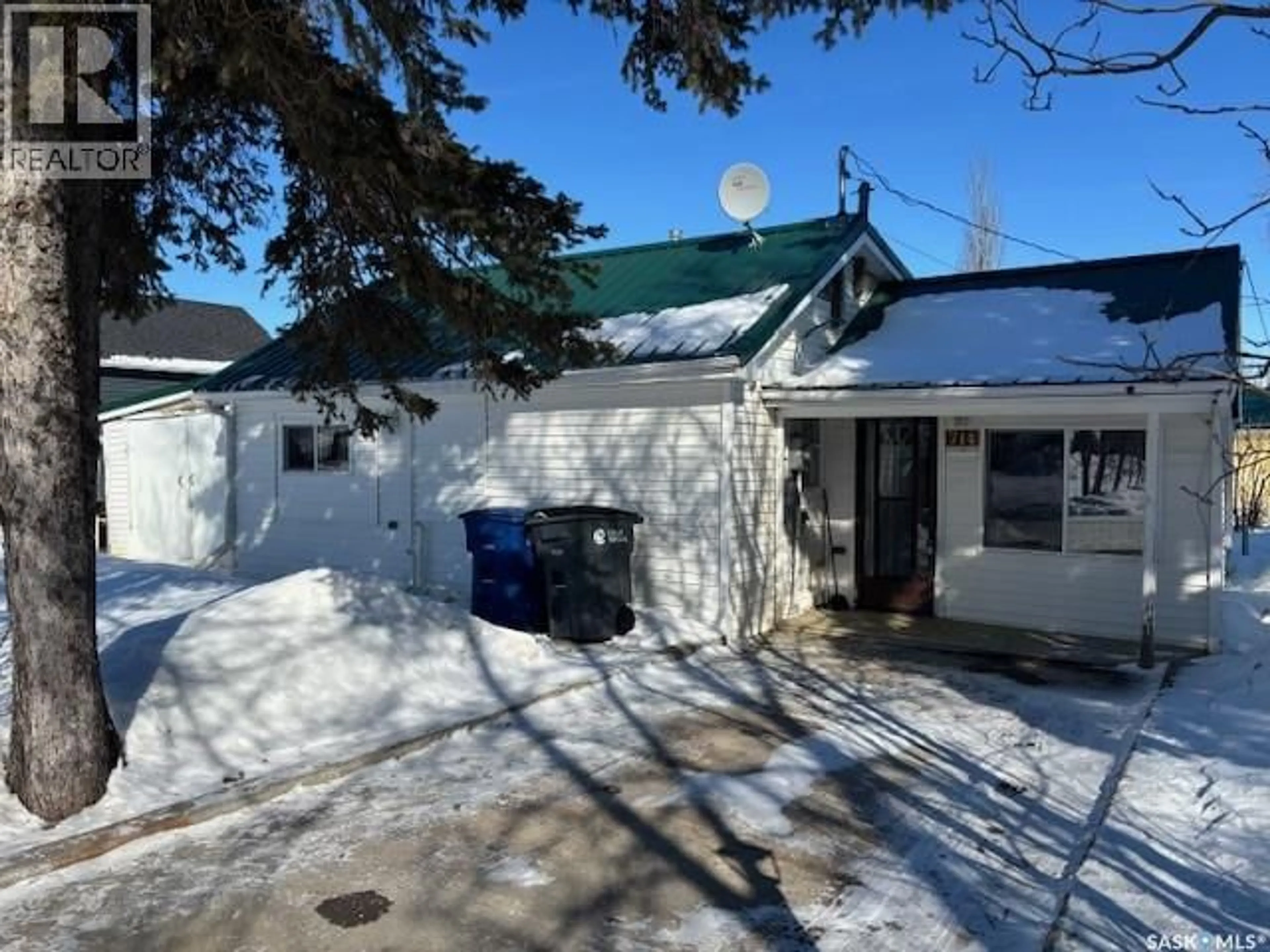 A pic from outside/outdoor area/front of a property/back of a property/a pic from drone, street for 714 1ST STREET, Kipling Saskatchewan S0G2S0