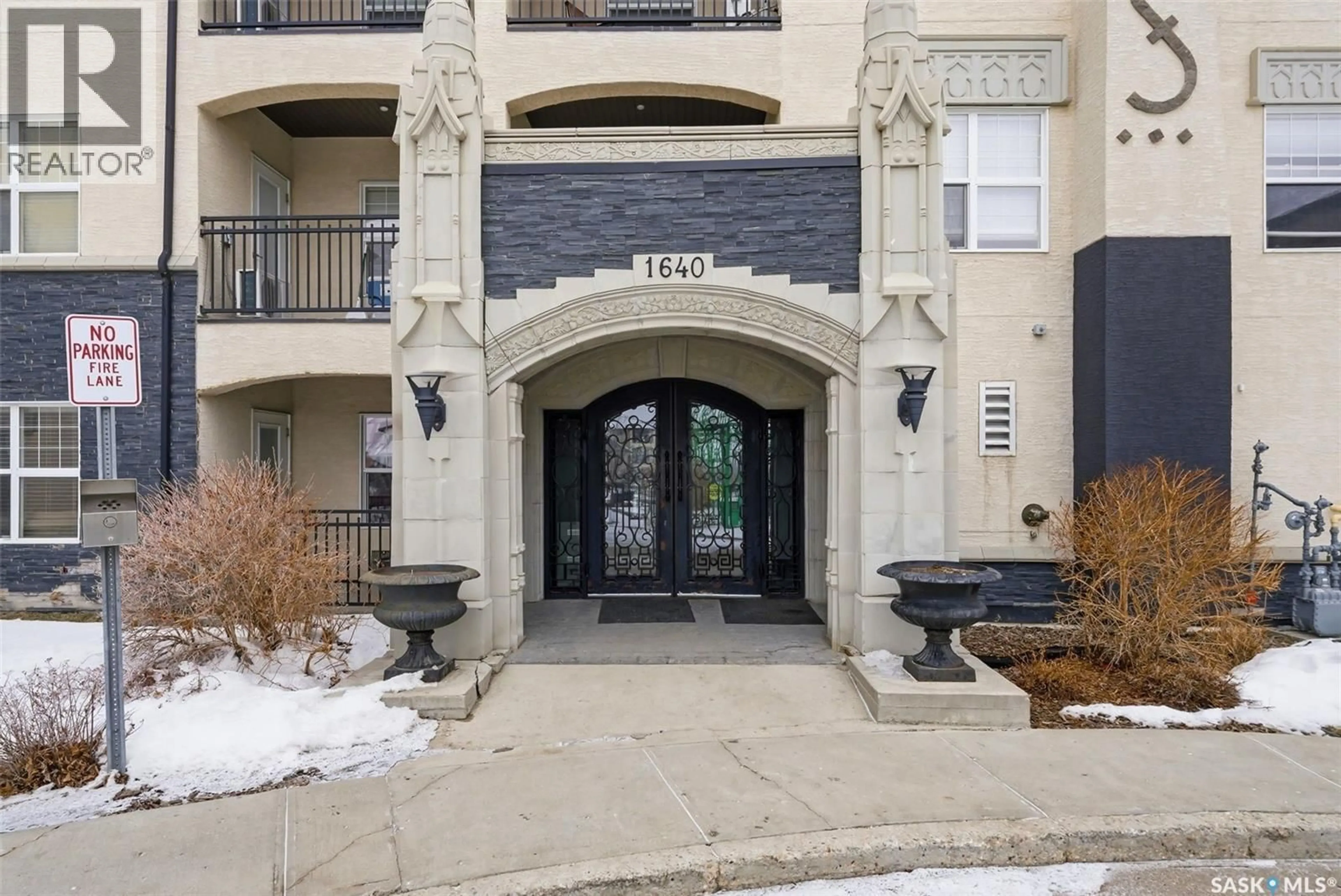 Indoor entryway for 317 1640 DAKOTA DRIVE, Regina Saskatchewan S4Z0A4