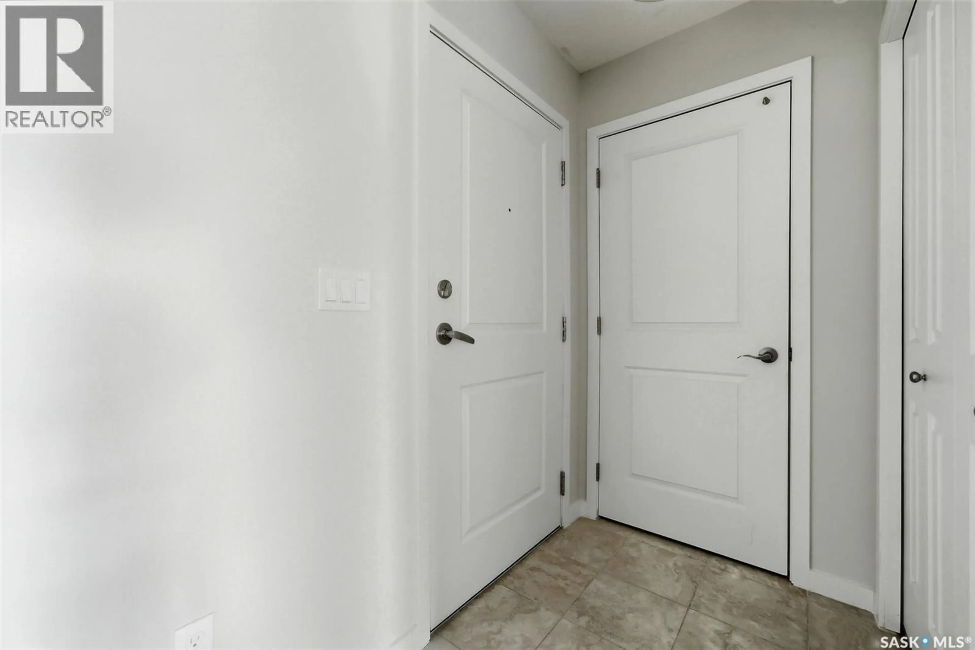 Indoor entryway for 317 1640 DAKOTA DRIVE, Regina Saskatchewan S4Z0A4