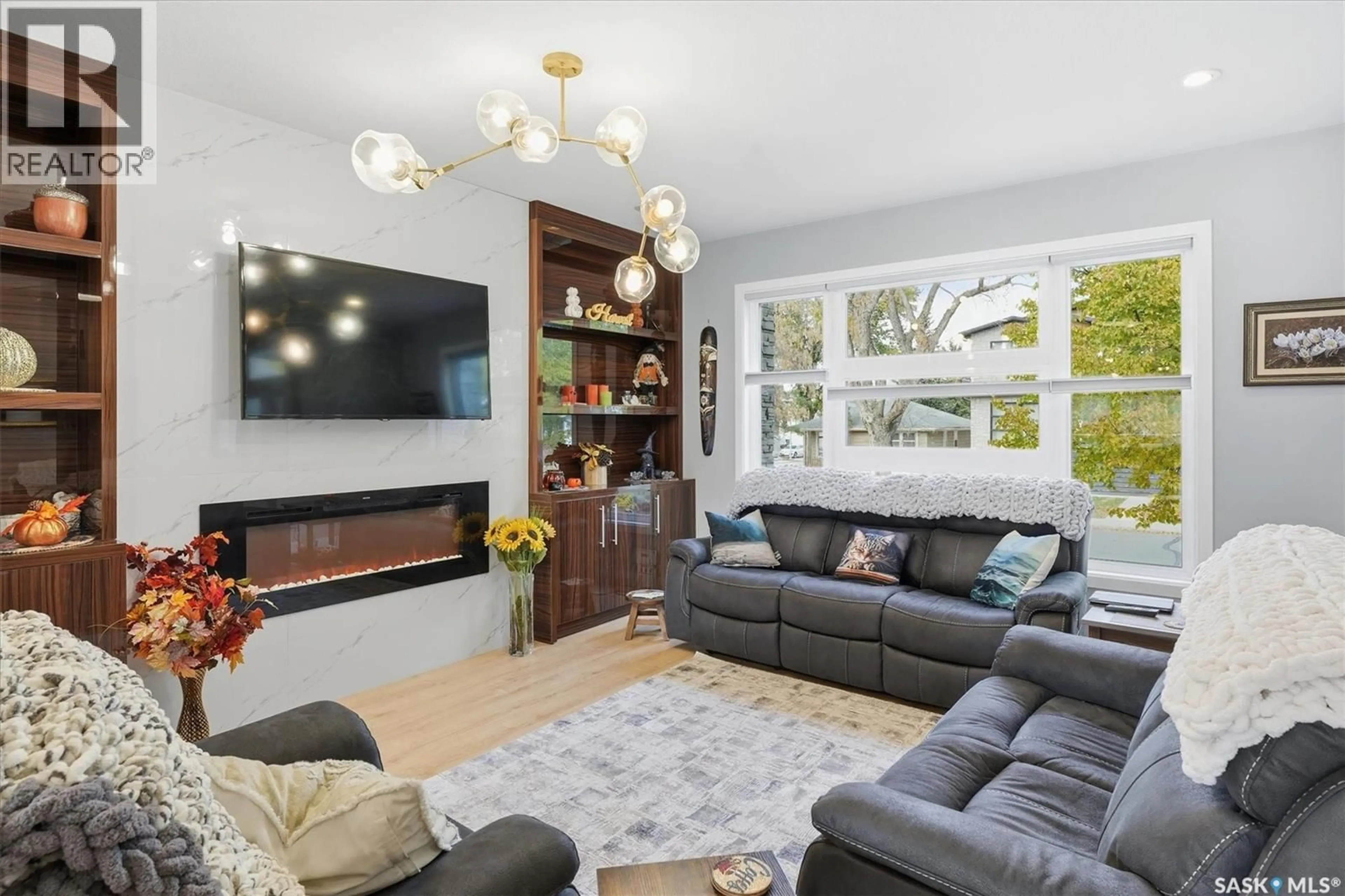 Living room with furniture, unknown for 1106 7TH STREET, Saskatoon Saskatchewan S7H0Z1