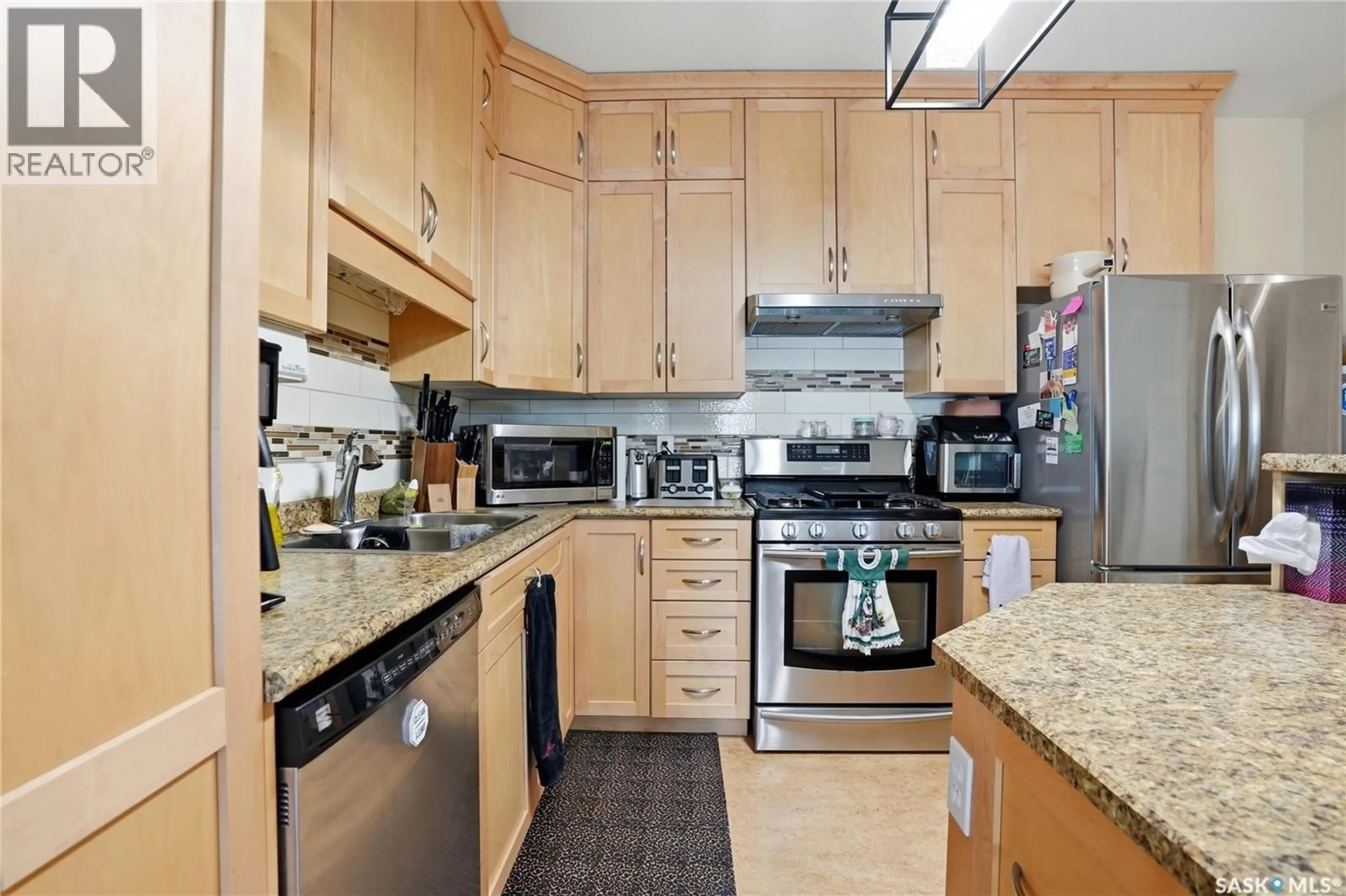 Standard kitchen, unknown for S - 304 530 J AVENUE, Saskatoon Saskatchewan S7M2A8