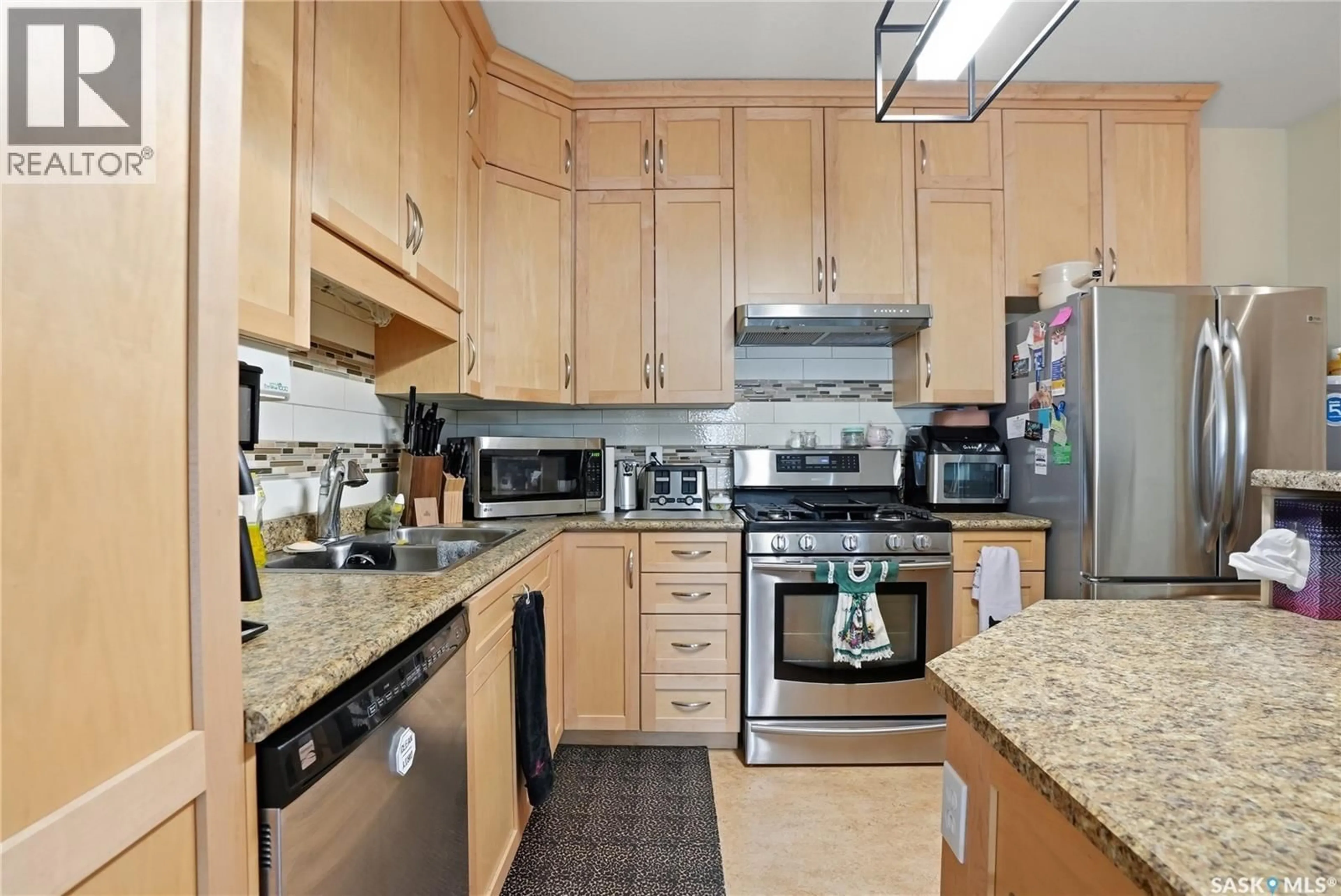 Standard kitchen, unknown for S - 304 530 J AVENUE, Saskatoon Saskatchewan S7M2A8