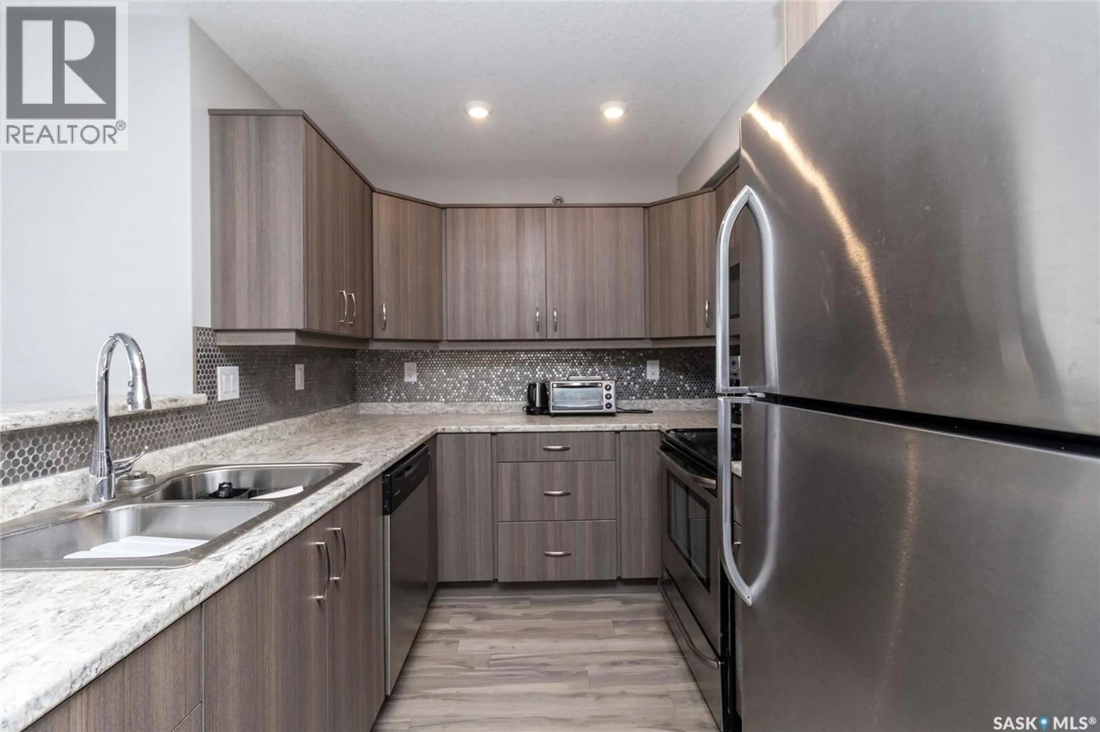 Standard kitchen, unknown for 4311 108 WILLIS CRESCENT, Saskatoon Saskatchewan S7T0W8