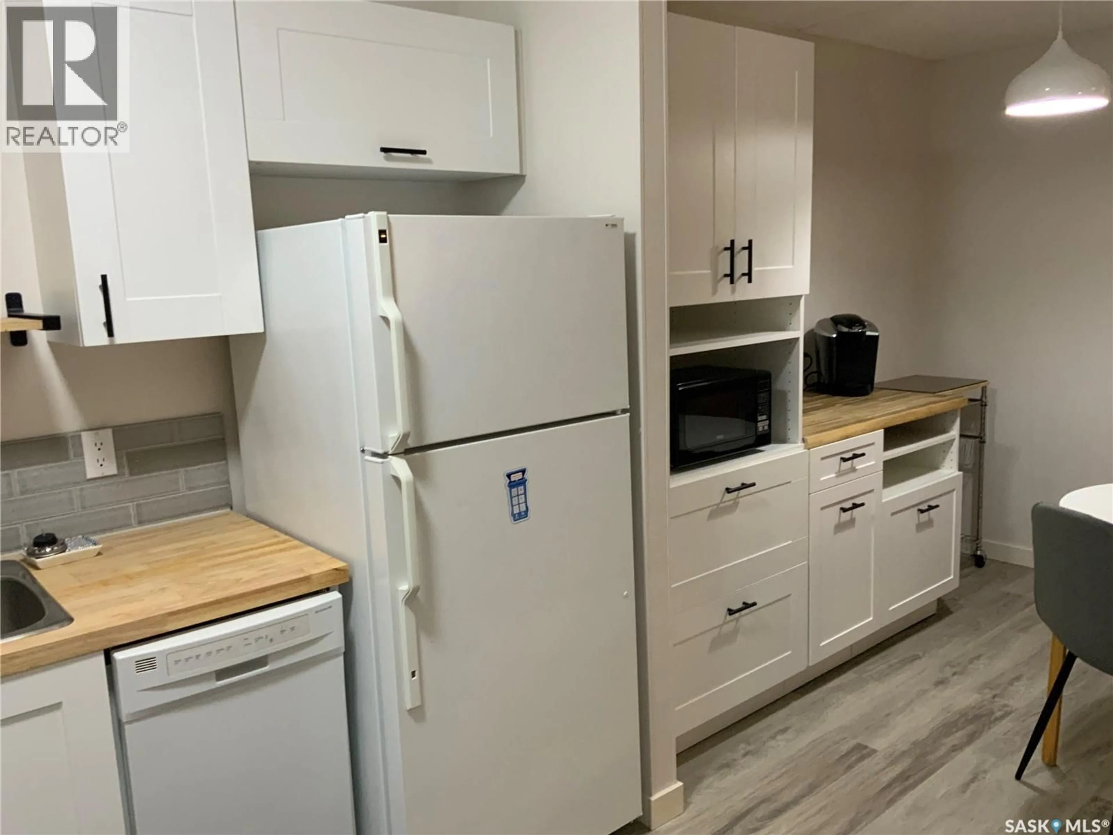 Standard kitchen, unknown for 201 PENDYGRASSE ROAD, Saskatoon Saskatchewan S7M5C1