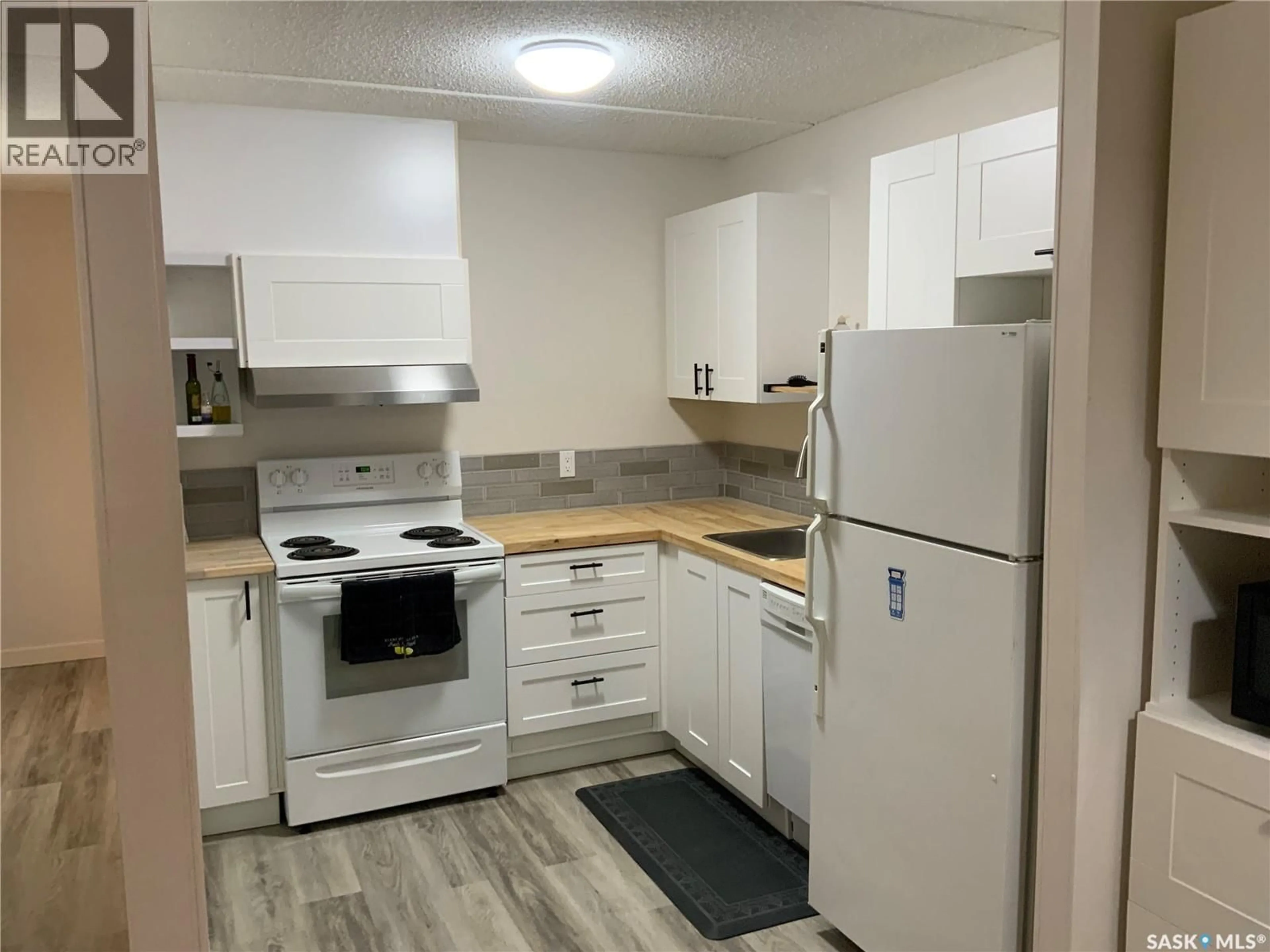 Standard kitchen, unknown for 201 PENDYGRASSE ROAD, Saskatoon Saskatchewan S7M5C1