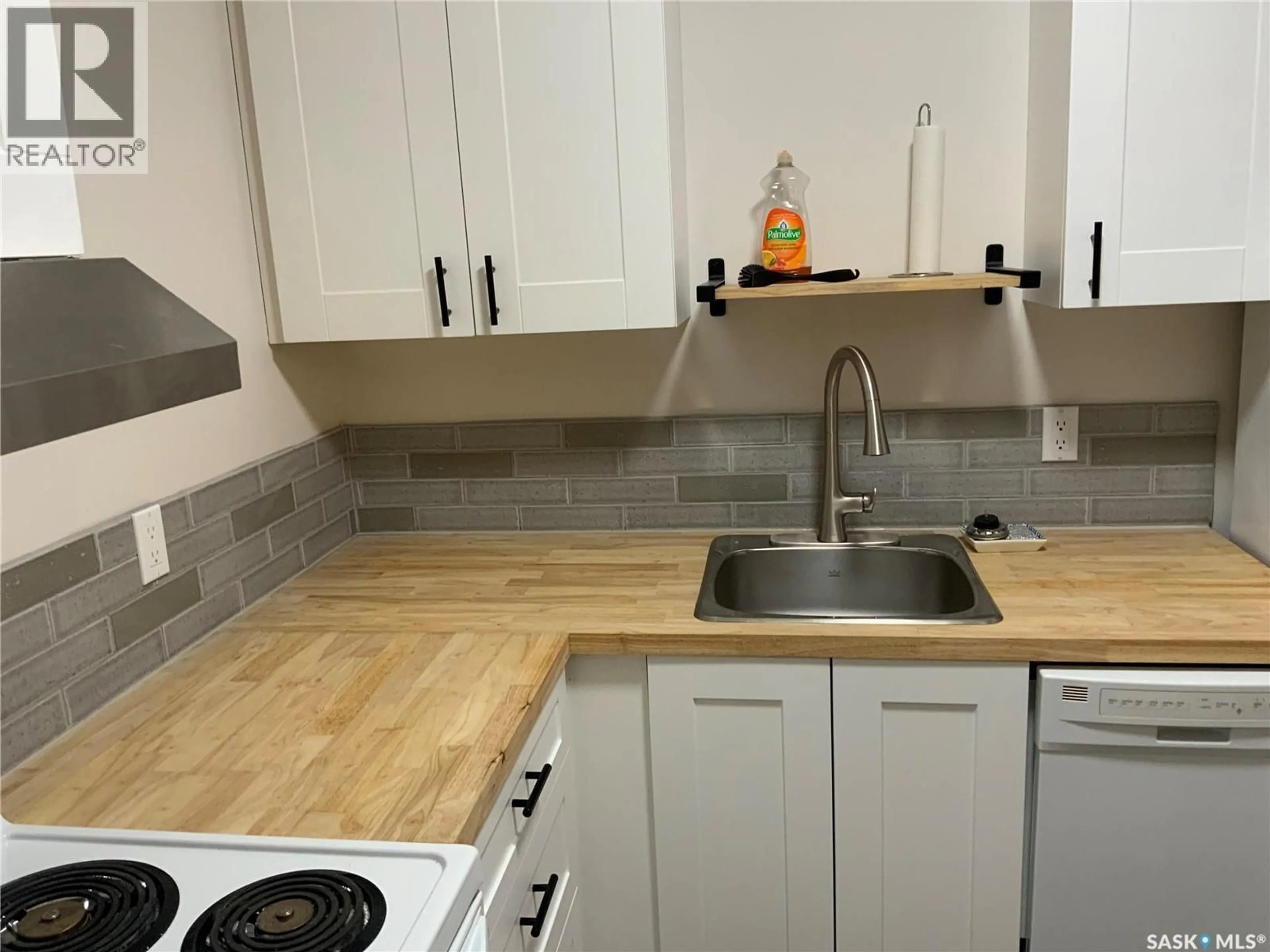 Standard kitchen, wood/laminate floor for 201 PENDYGRASSE ROAD, Saskatoon Saskatchewan S7M5C1