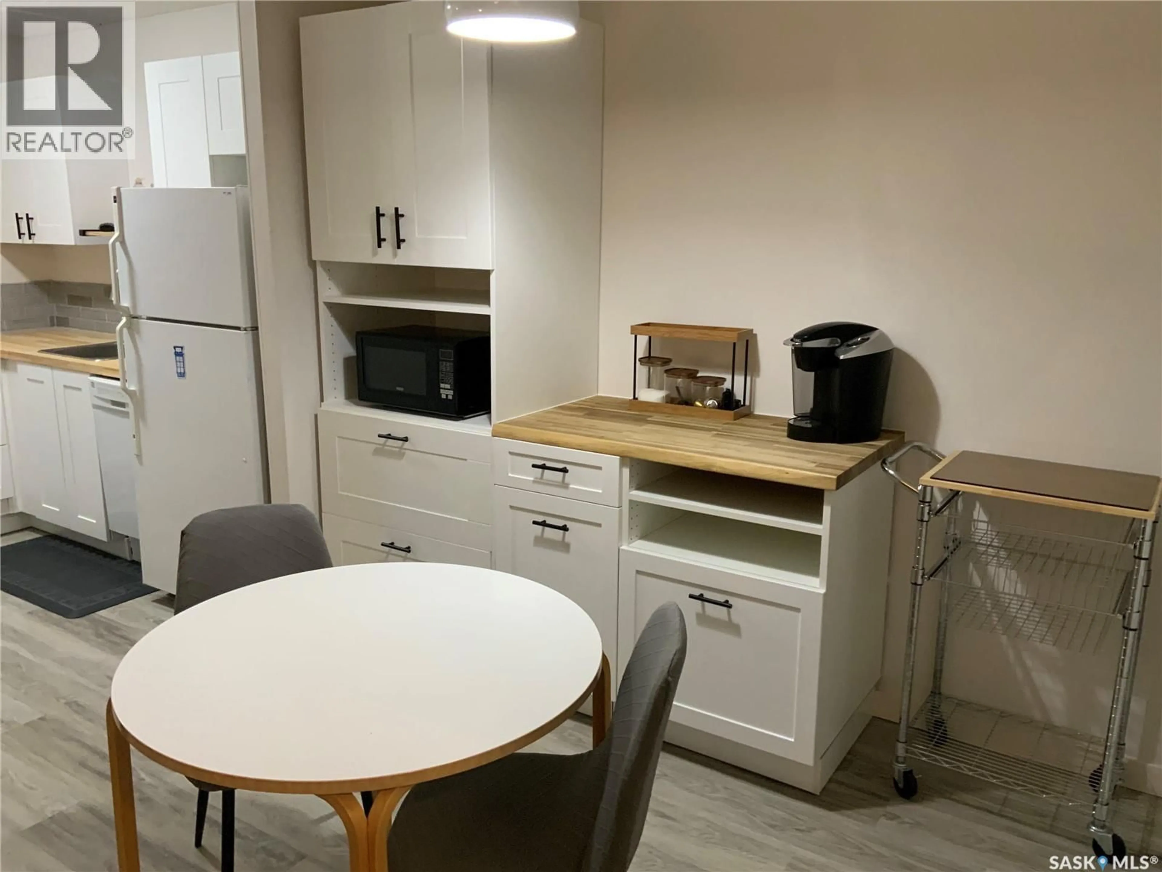 Standard kitchen, wood/laminate floor for 201 PENDYGRASSE ROAD, Saskatoon Saskatchewan S7M5C1