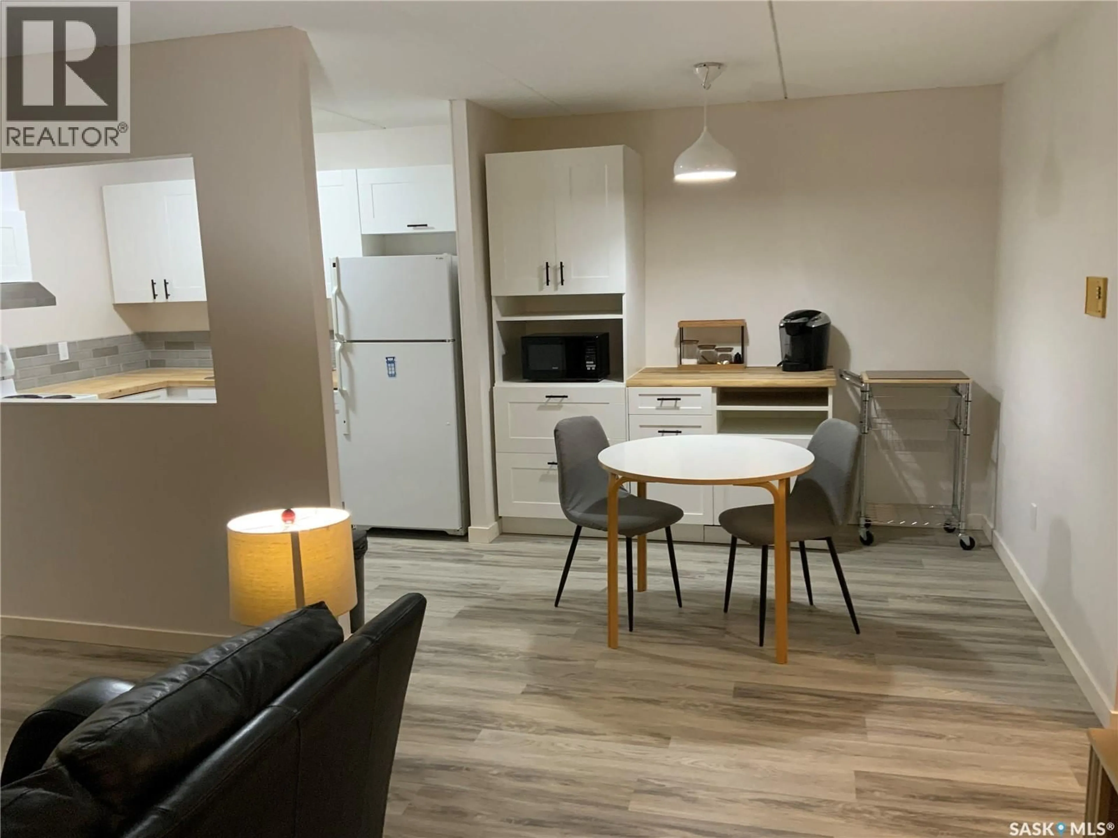 Standard kitchen, wood/laminate floor for 201 PENDYGRASSE ROAD, Saskatoon Saskatchewan S7M5C1