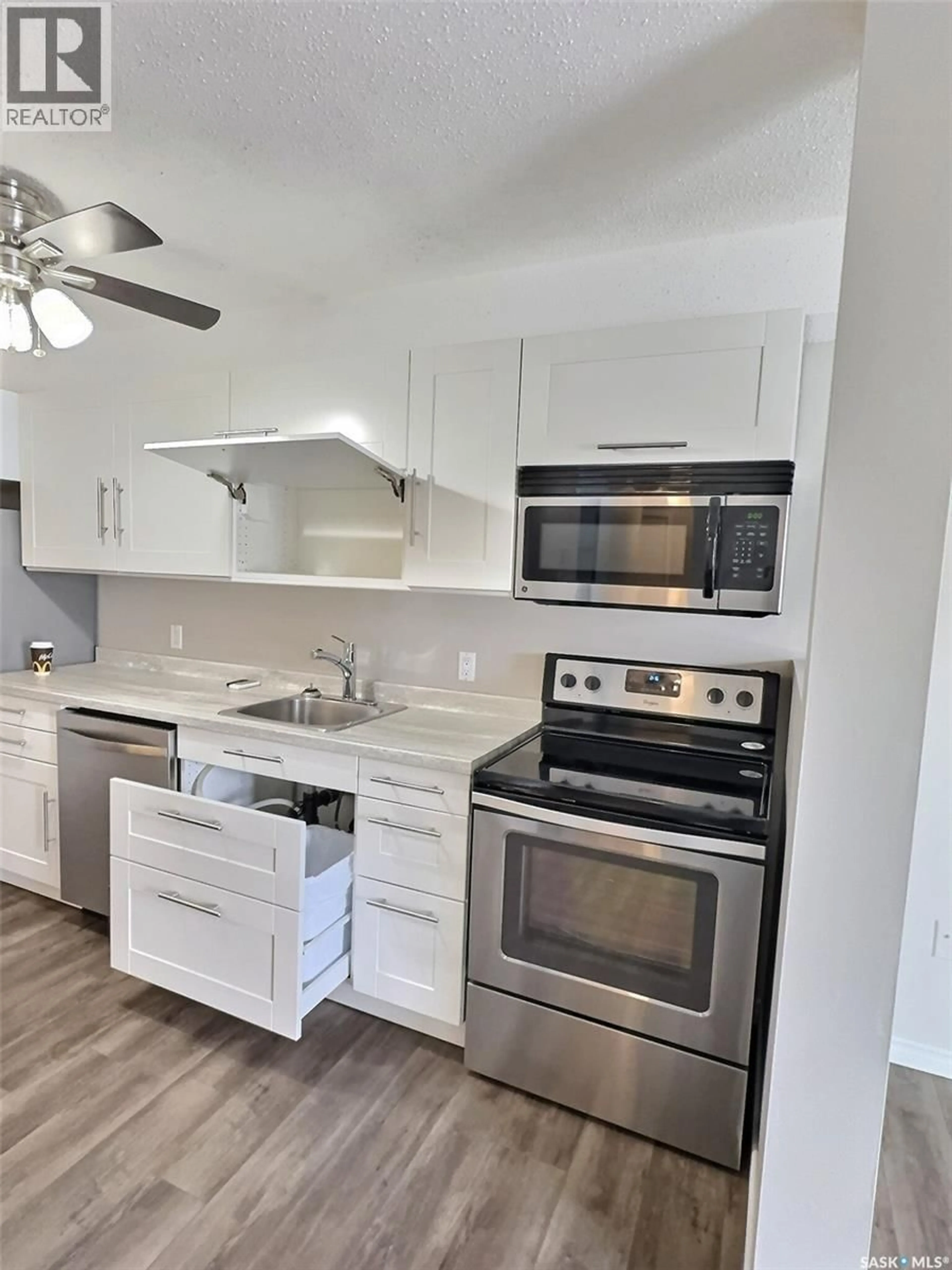 Standard kitchen, unknown for 104 - 306 PERKINS STREET, Estevan Saskatchewan S4A2K1