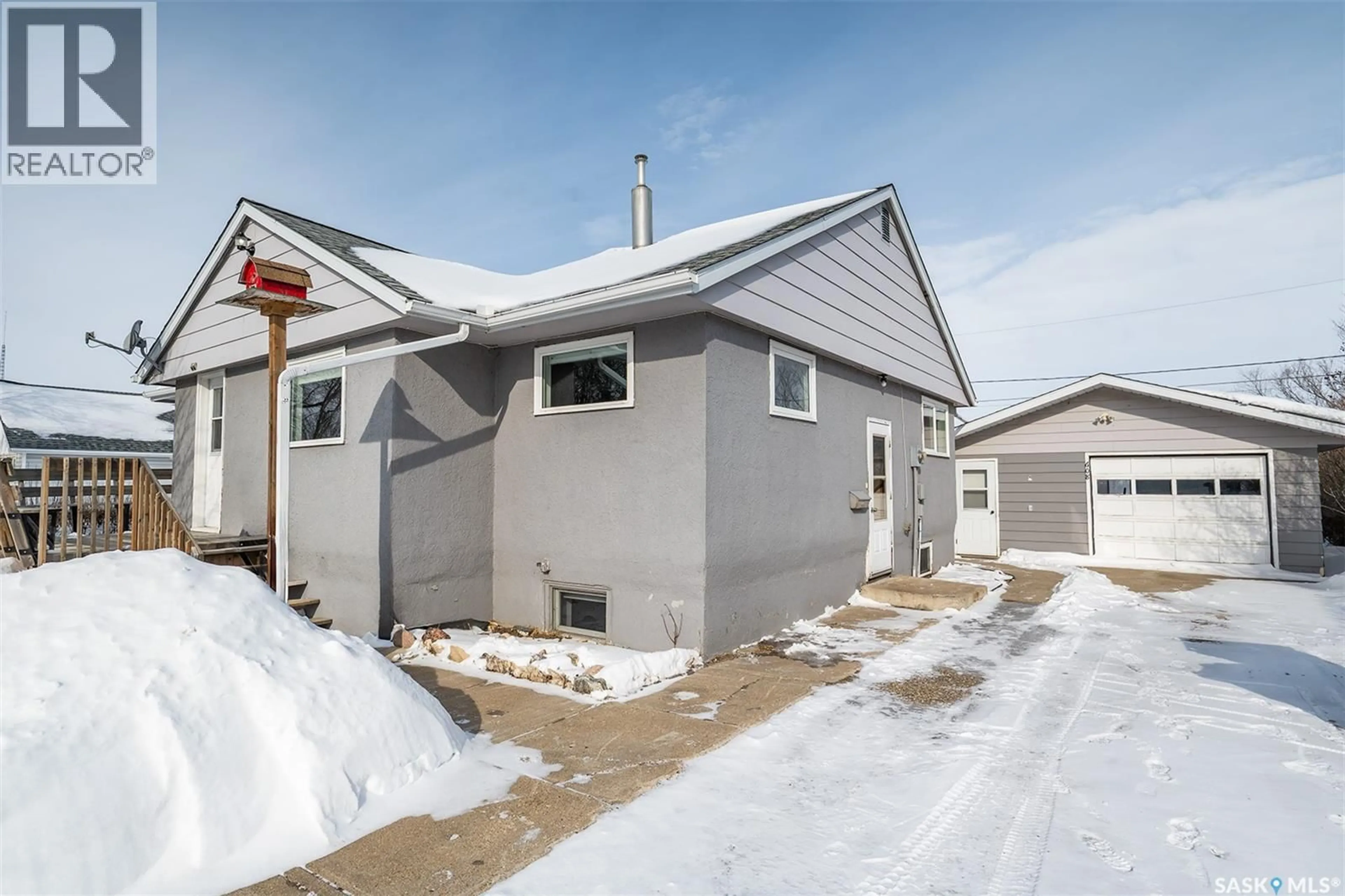 Home with vinyl exterior material, street for 608 B AVENUE, Wynyard Saskatchewan S0A4T0