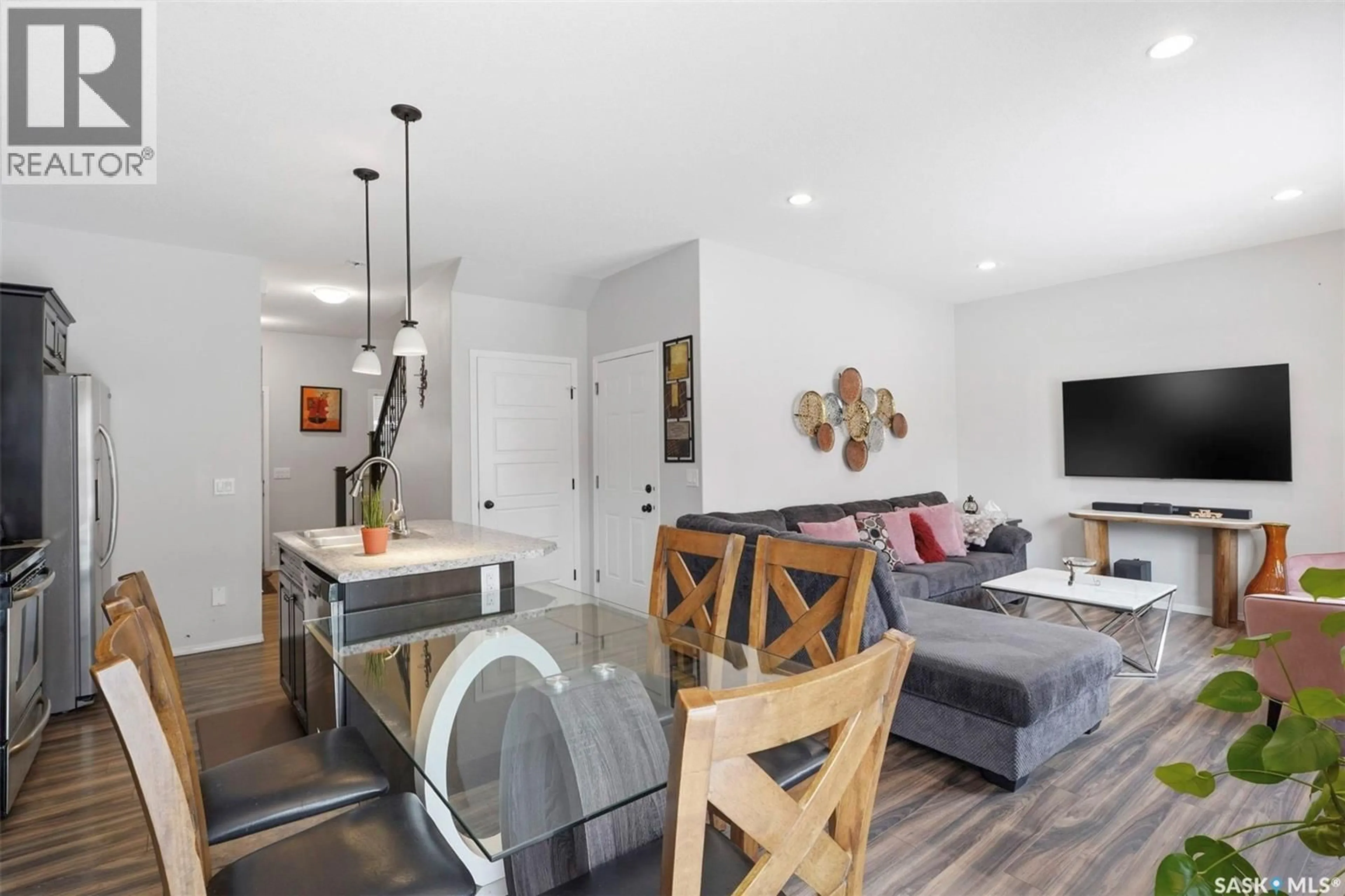 Living room with furniture, wood/laminate floor for 722 150 LANGLOIS WAY, Saskatoon Saskatchewan S7T0L4